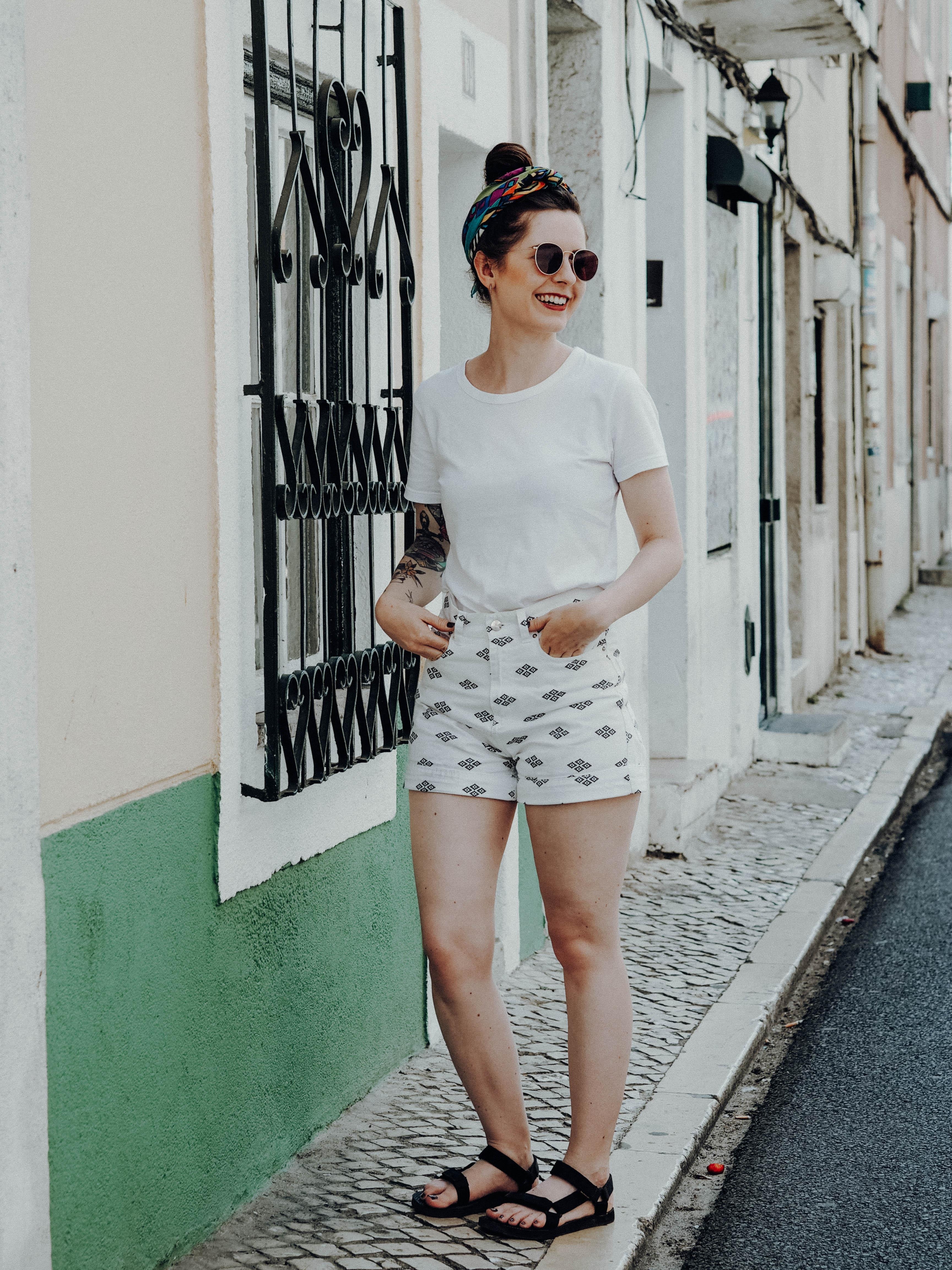 Mein liebster Urlaubslook: #allwhite plus #haarband ☀️ 
#lissabon #travel #fashion #outfit #shorts #weißestshirt