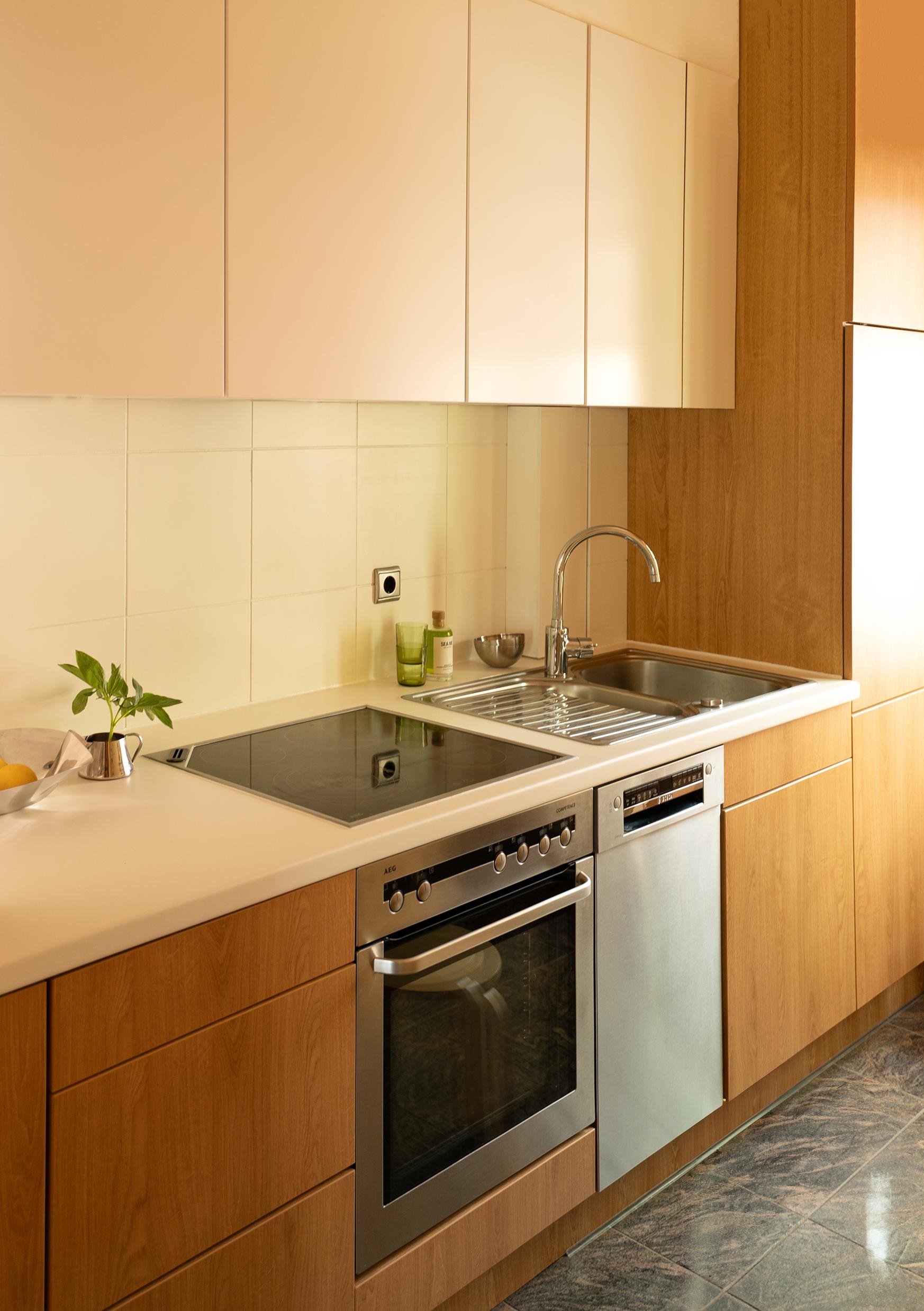 Mein liebstes DIY ist die Küche: Neue Fronten, folierte Arbeitsfläche und gestrichene Fliesen 🤍 #kitchenmakeover #küche #küchendesign
