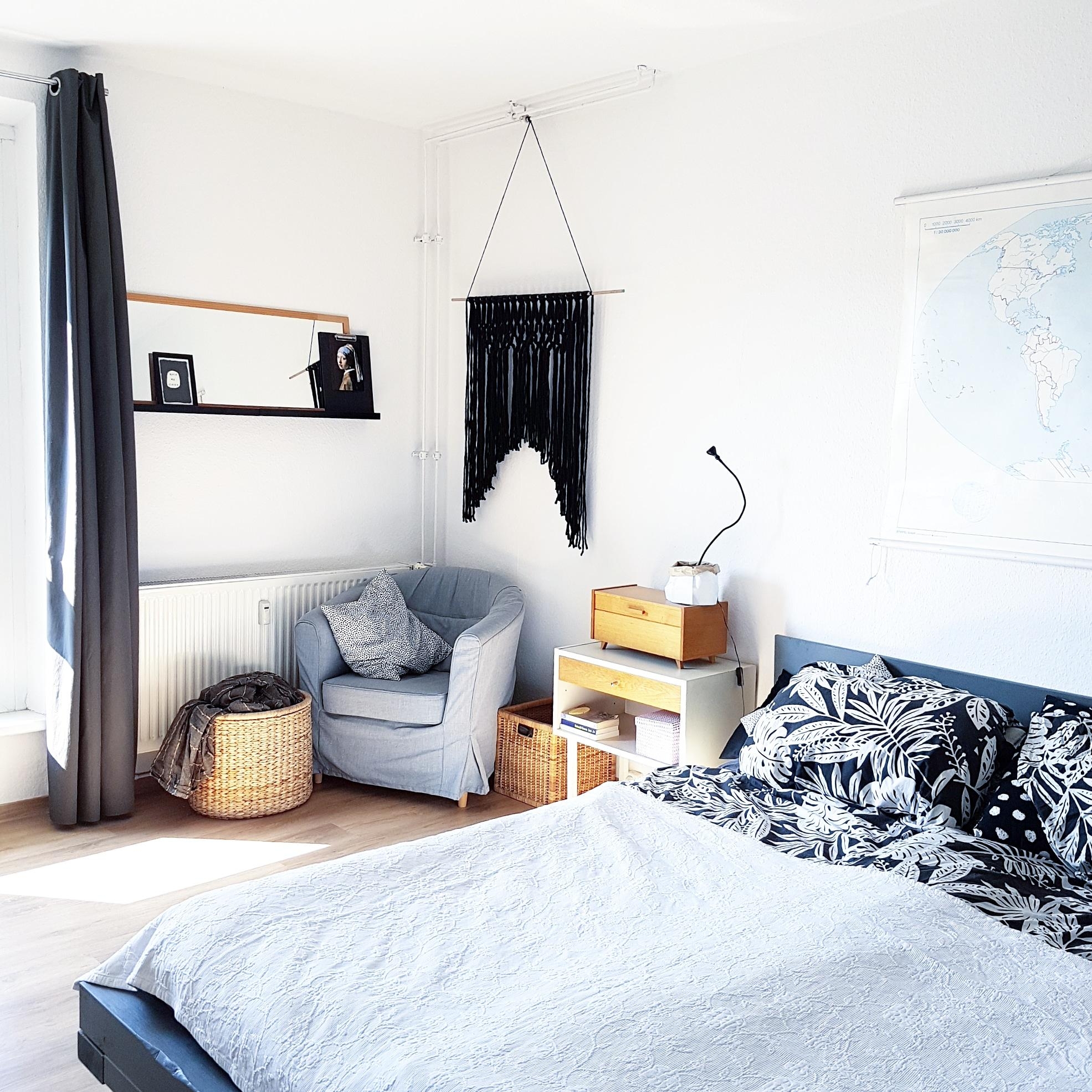 Mein Schlafzimmer mit DIY-Bett und DIY-Makramee. #scandi #diy #hygge #schlafzimmer #bedroom  #schlafzimmerdeko 