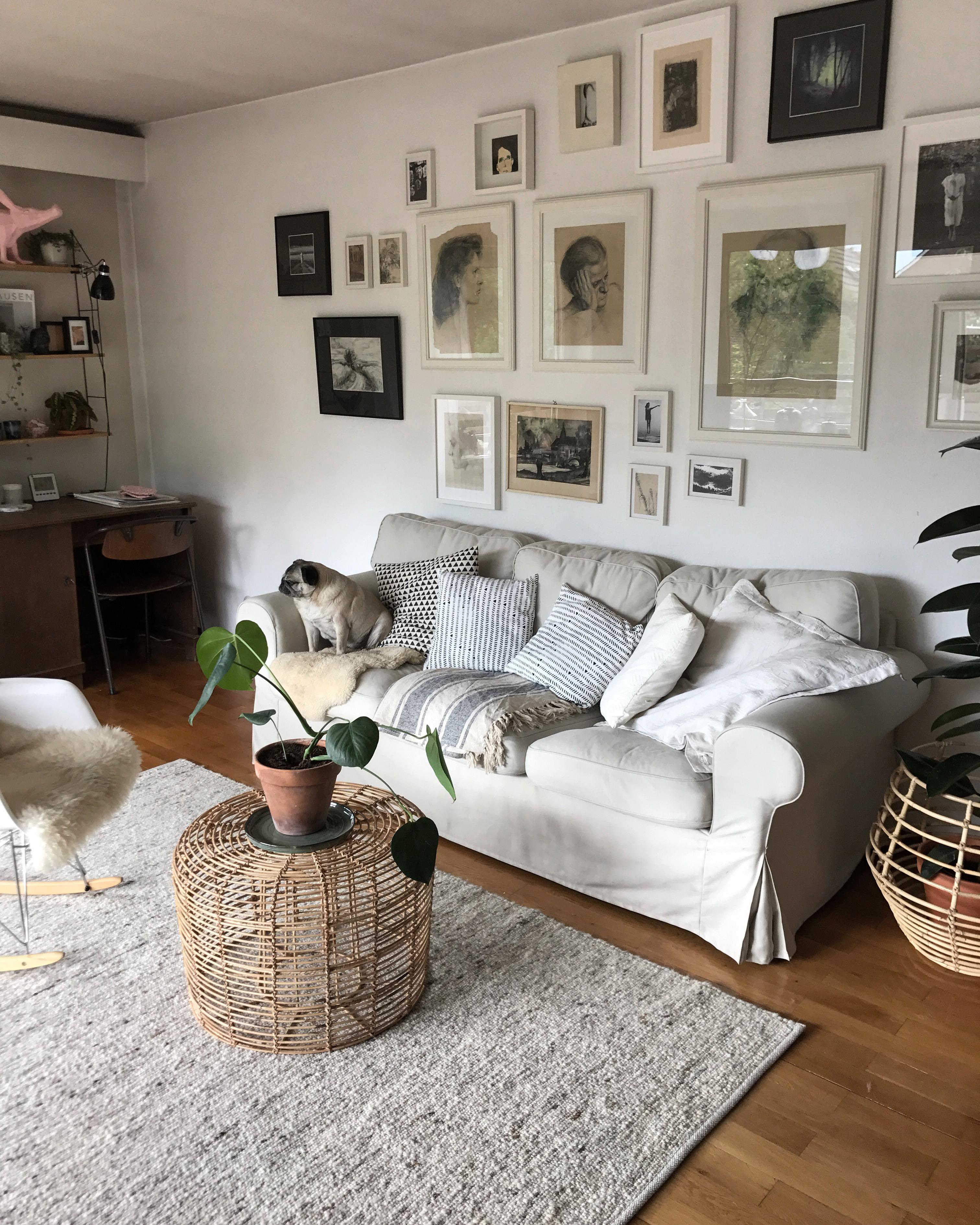 Mein Sofa teile ich mir mit meiner Mopsdame. 
#lebenmithund
#mops
#interior
#wohnzimmer