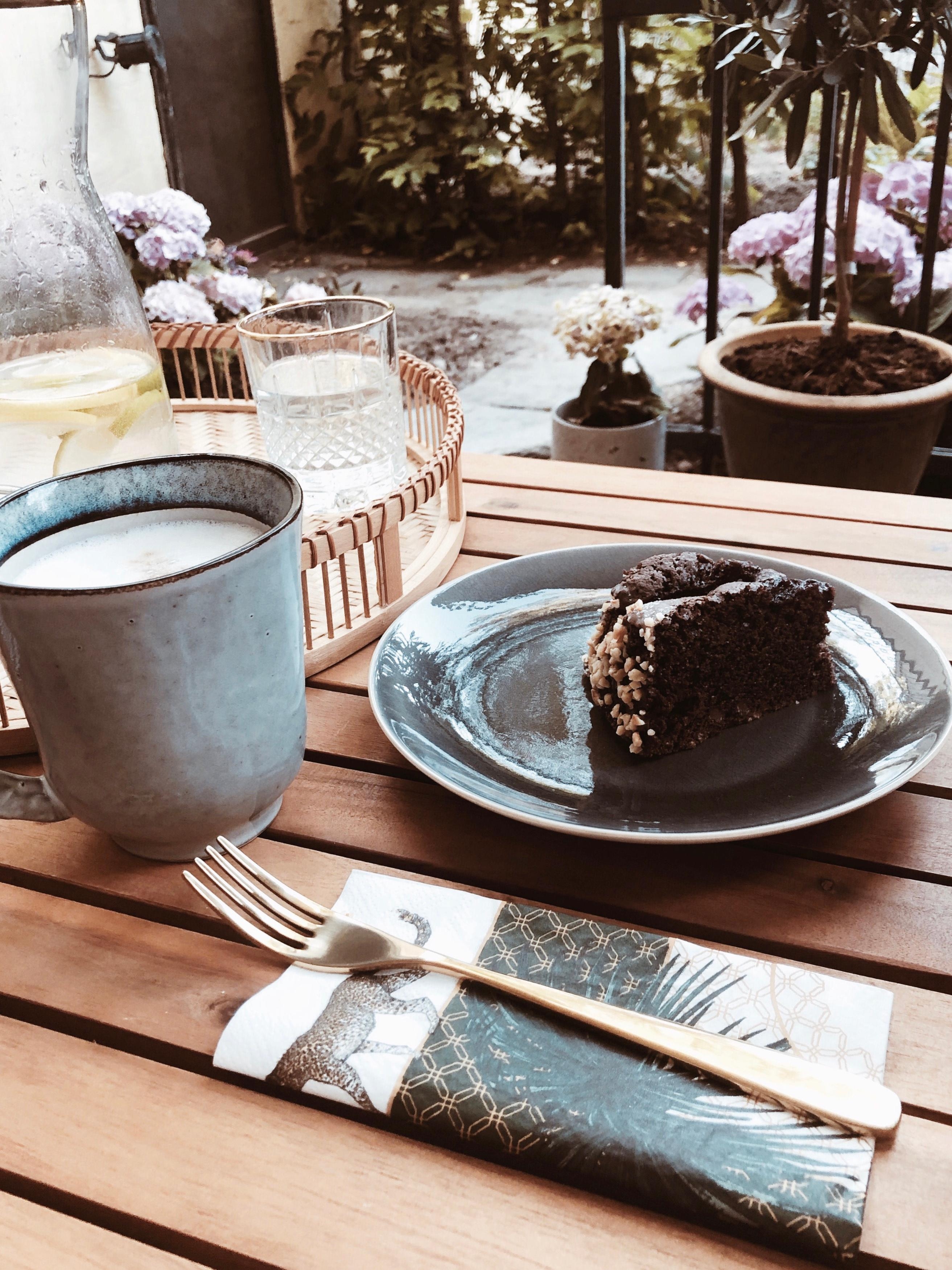 Mein #sommermoment ist, wenn man sich auf der Terasse bei Freunden zum Kaffee&Kuchen trifft ☀️ #citymeetsgarden #friends