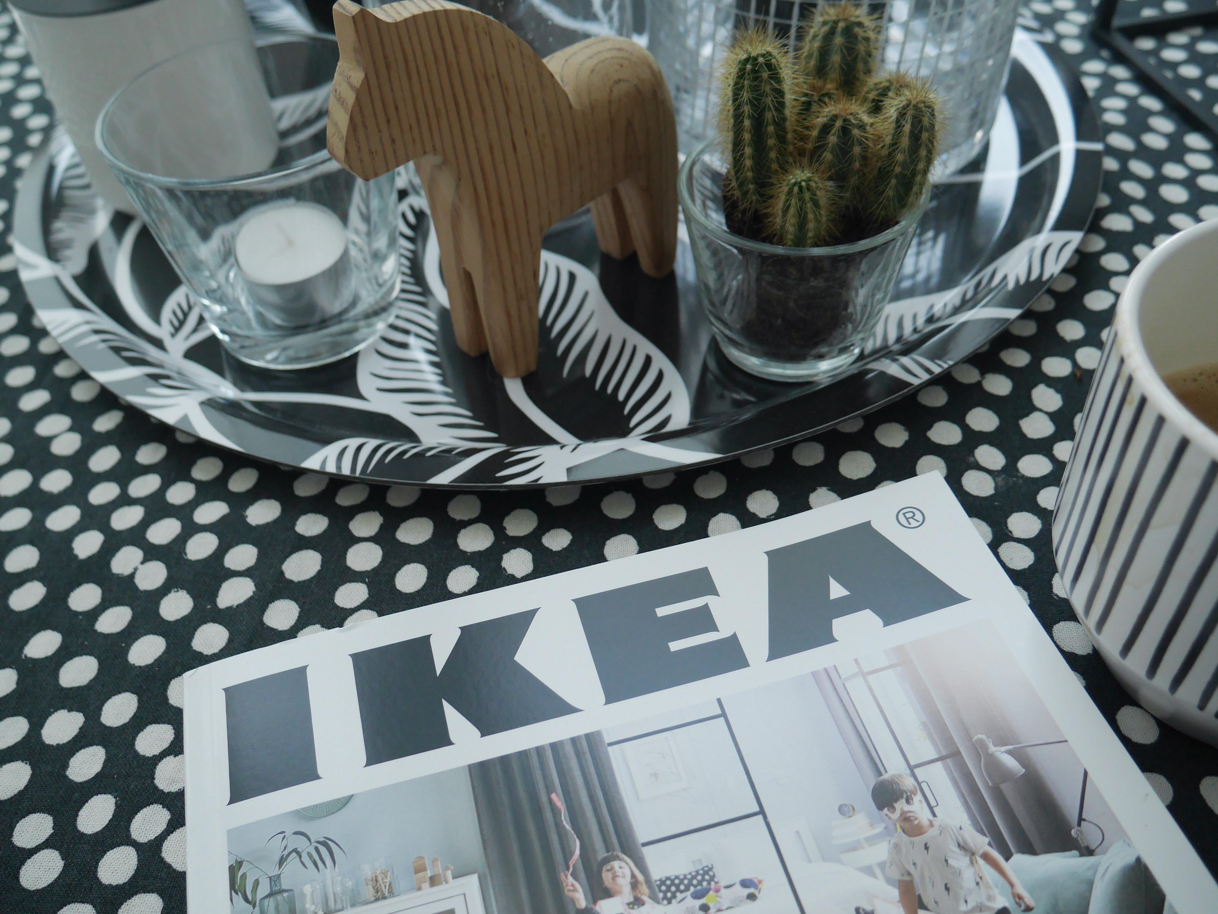 Mein Start in den Tag: Kaffee und IKEA  Katalog #gutenmorgen #interiorinspiration #schwarzweiss