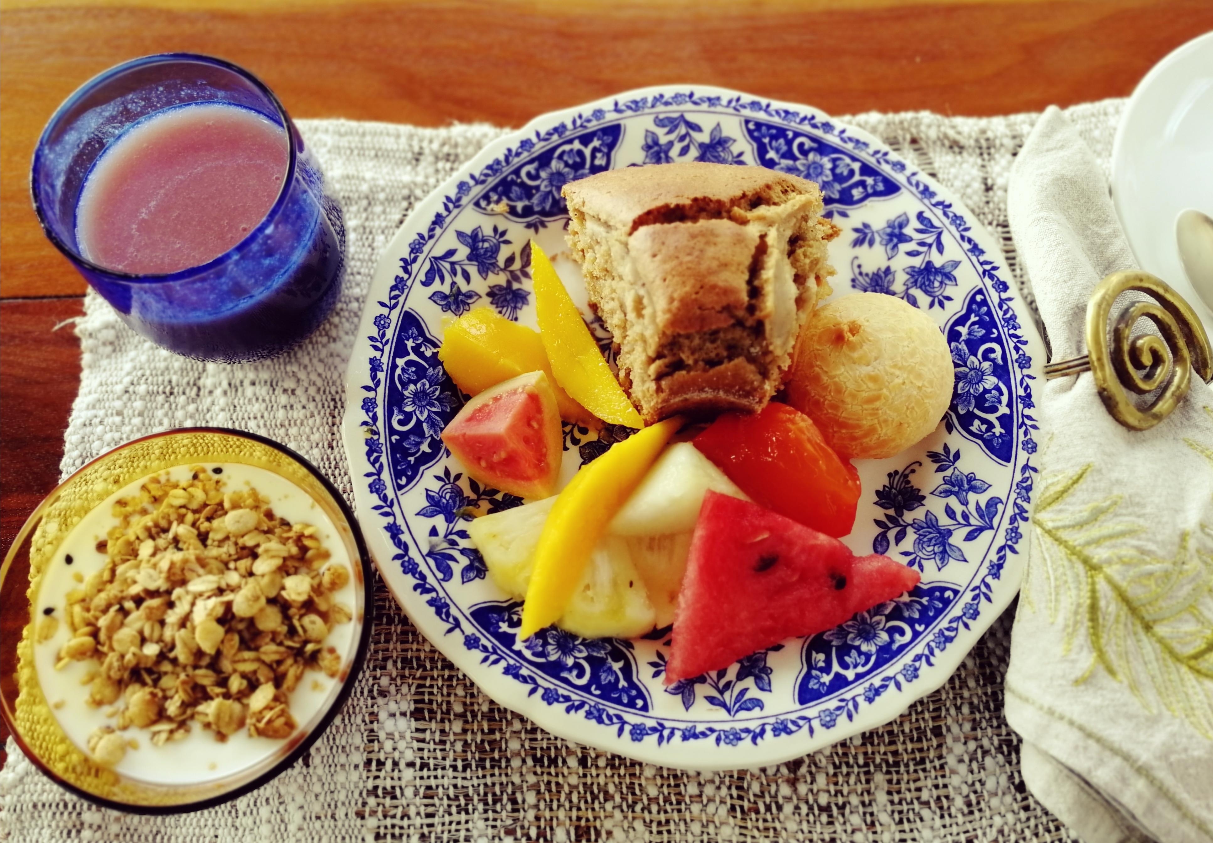 Mein traumhafter #frühstückstisch im Brasilien-Urlaub 2020 mit frischem Obst, Joghurt und Bananenkuchen  #foodchallenge