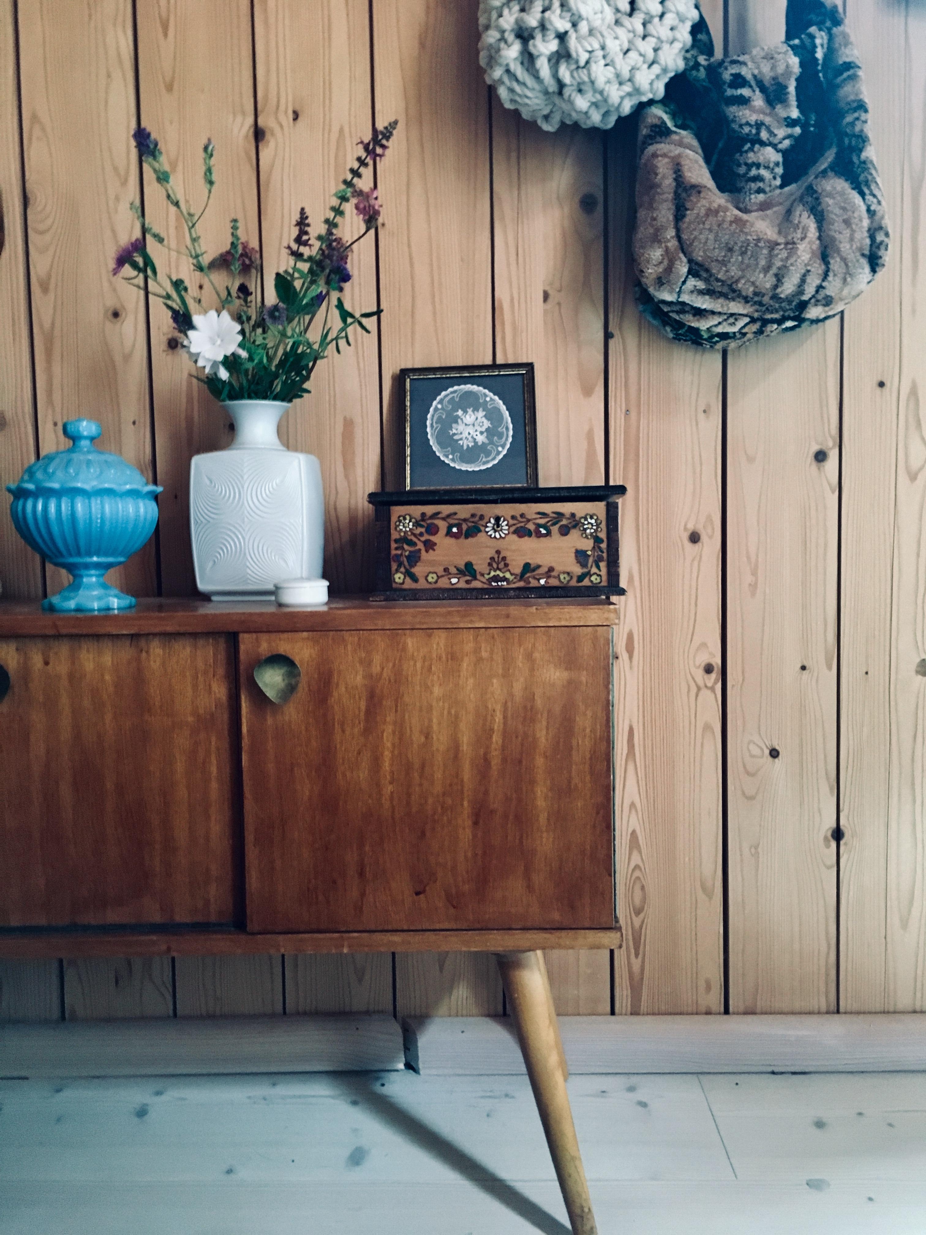 mein #vintagsideboard im #schlafzimmer #wiesenblumen #vasenliebe #couchstyle 