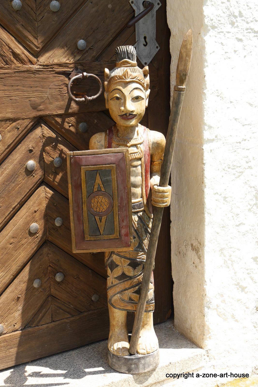 mein #Wächter vor der #Eingangstür #indonesische #Holzfigur mit #Schild u. #Speer