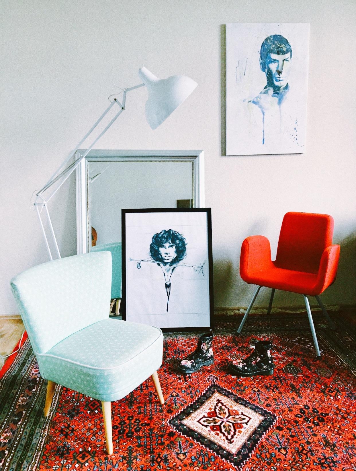 mein wohnzimmer 🌝 bevor the chaos #couchliebt#couchstyle#vintage#wohnzimmer#livingroom#rot#möbel#sessel#spiegel#teppich