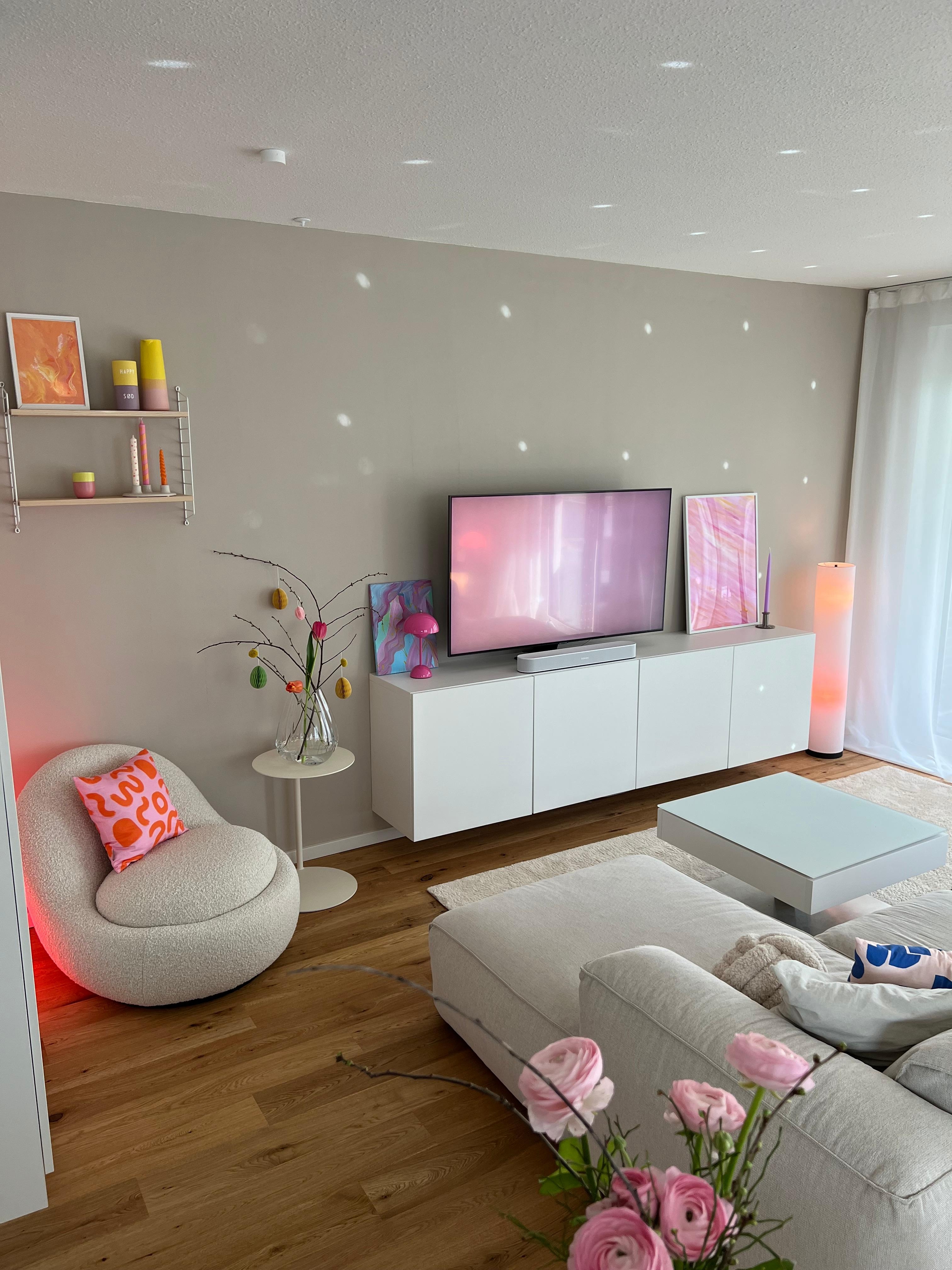 Mein Wohnzimmer ist bereit für Ostermontag! Seid ihr es auch? 🌞🐣🌼🩵🦋 #nordicliving #easterweekend #interiordesign 