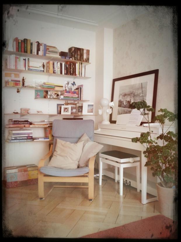 mein Wohnzimmer; Lese-und Musikecke mit dem variablen Bücherregal #homestory