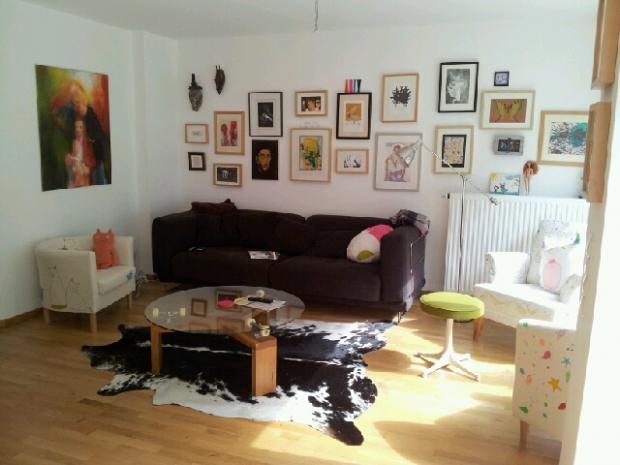 Mein Wohnzimmer mit eigenen Möbeln. Das Highlight: Die Tischplatte steht auf Skateboard-Rollen! #homestory