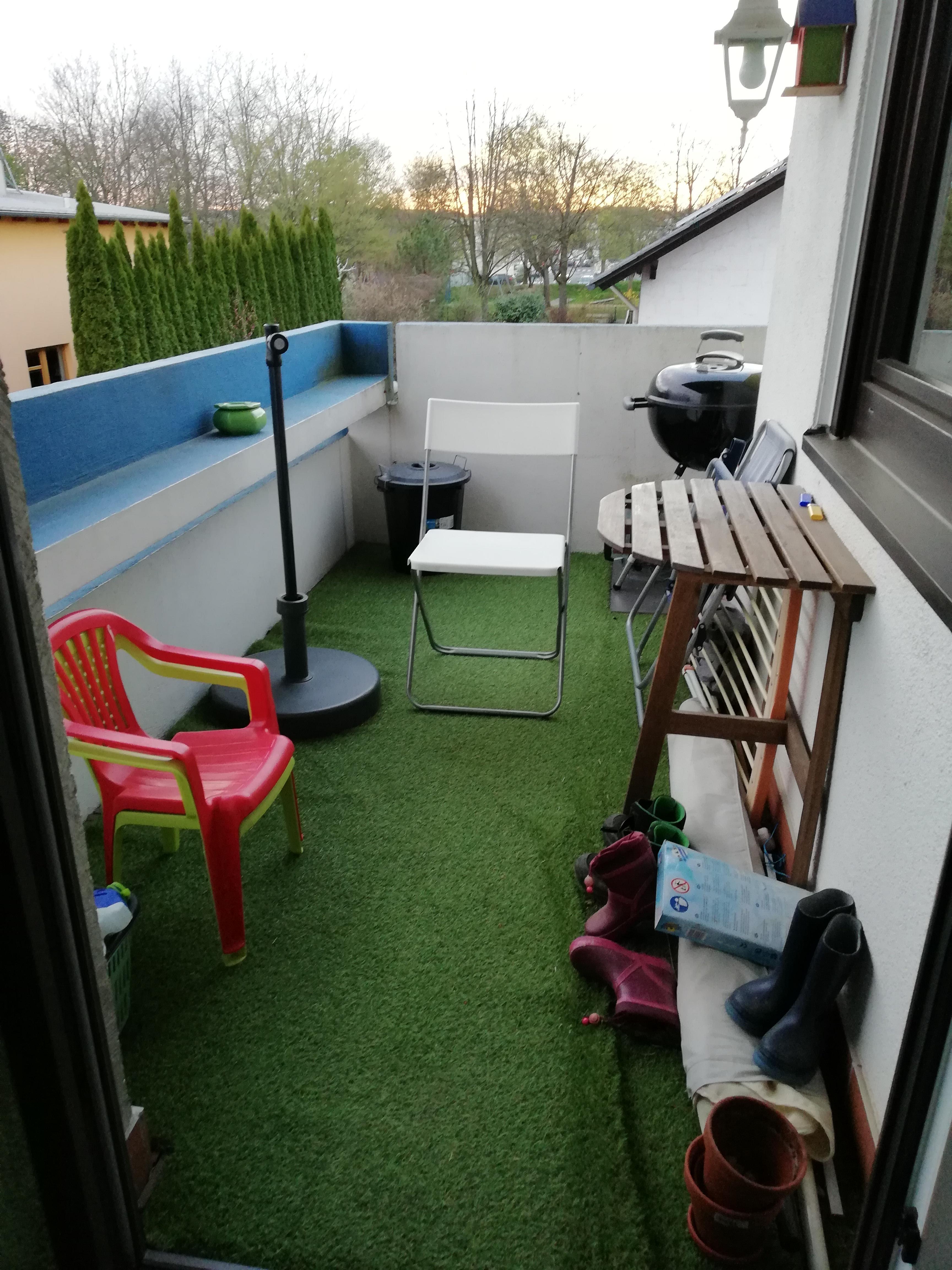 Mein Wunsch: ein Balkon für die Familie. Mit Grill, zwei Sitzplätze, Obstpflanzen und Miniplanschbecken #meinbalkon