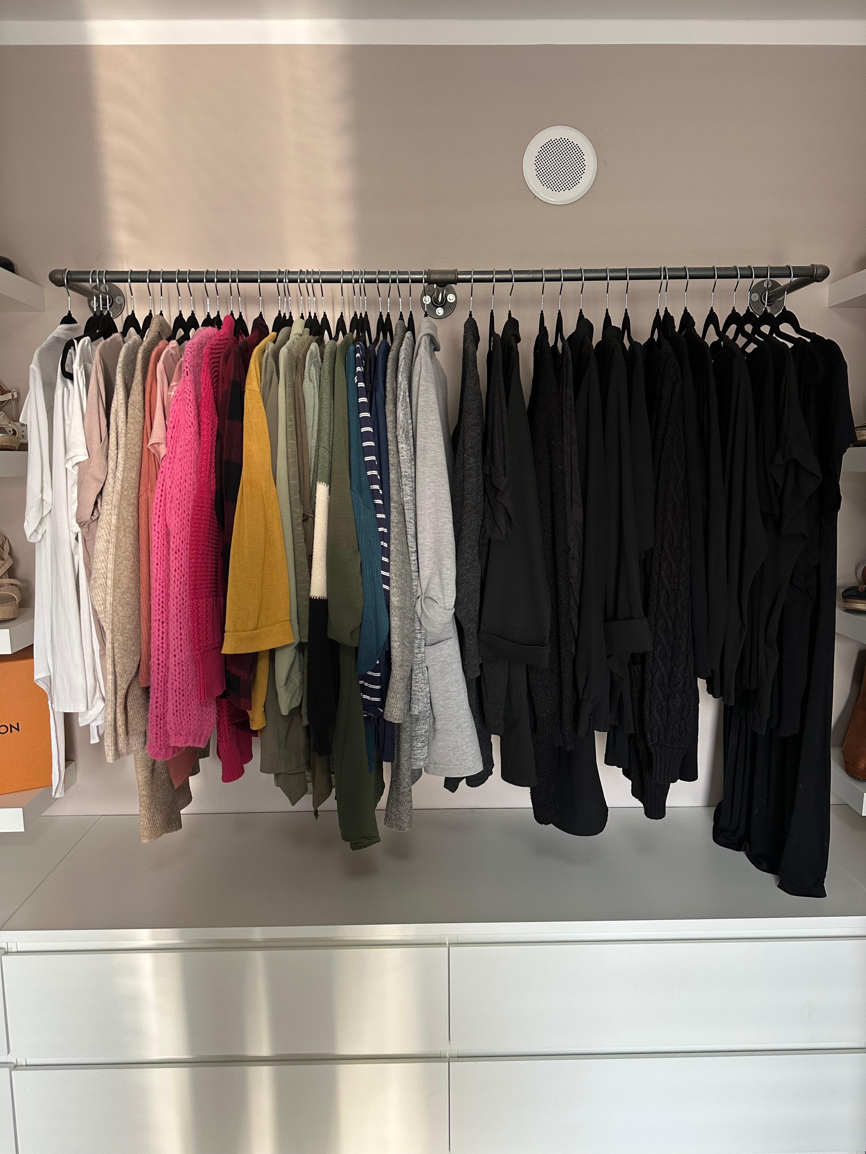 Meine Ankleide - sortiert nach Farben, beruhigt das Auge und spart morgens Zeit. Ordnungsliebe auf Skandi-Art. #ankleidezimmer #kleiderschrank #ordnung