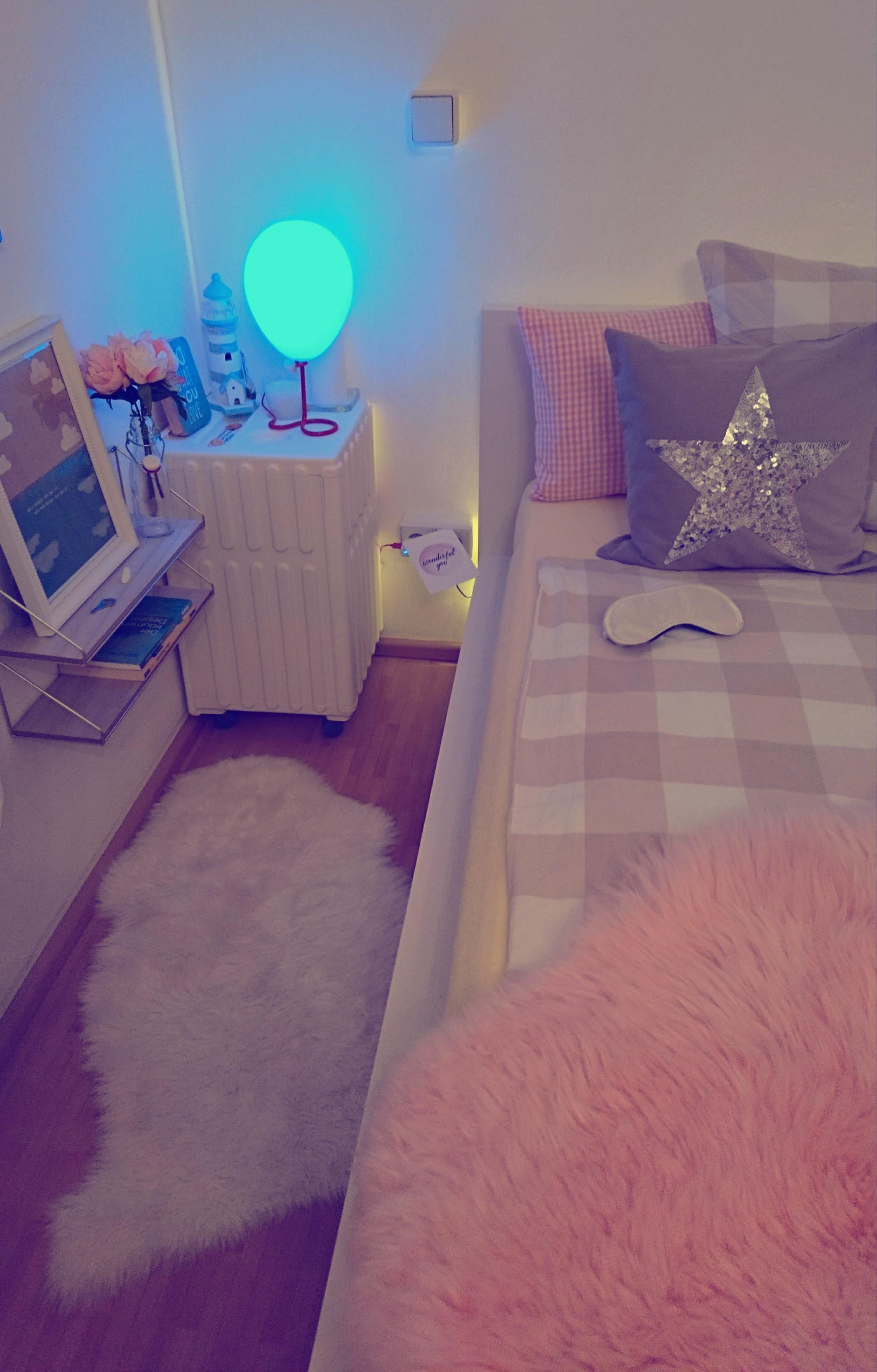 Meine #BallonLamp 🎈 am #Bett liebe ich sehr. Besonders im Farbwechsel Modus 🌈
#schlafzimmerdeko