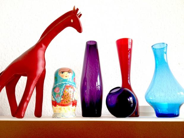 meine bunte vasensammlung inkl giraffe und babuschka. ich liebe farbenmixe!