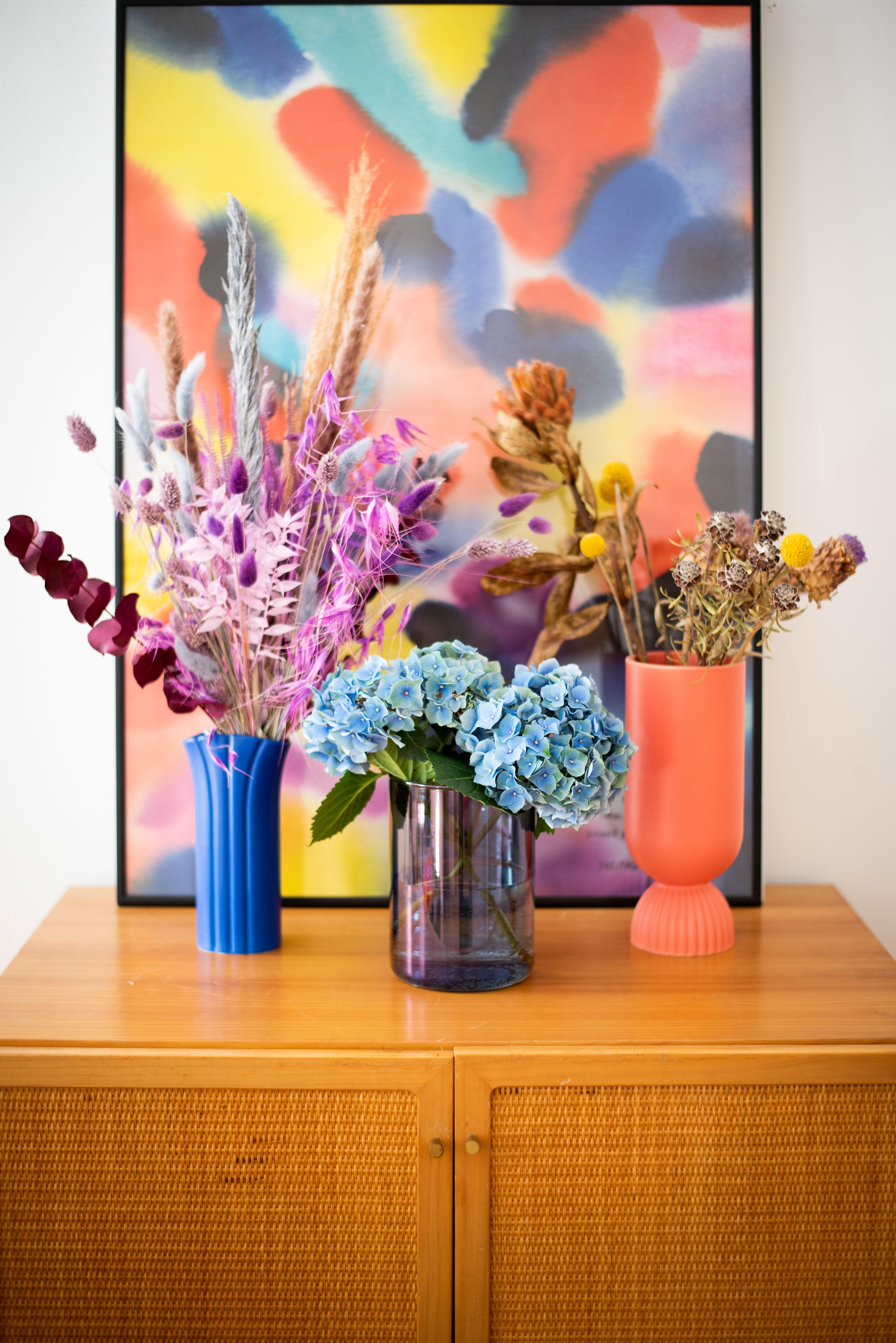 Meine bunte Vasensammlung! #vasensammlung #vasen #decoinspo #interiordesign #autumnmood #trockenblumen #styleinspo