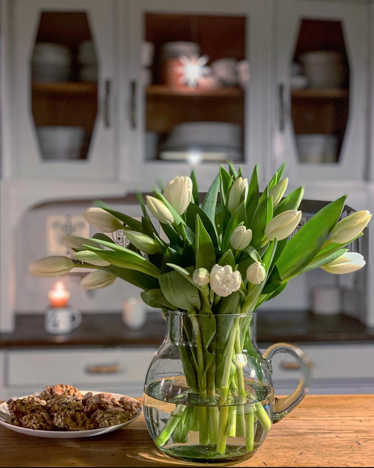 Meine ersten Tulpen in diesem Jahr mit den Plätzchen vom letzten Jahr- ein wahres „Happy-Programm“. 😀😜 #frühlingsdeko
