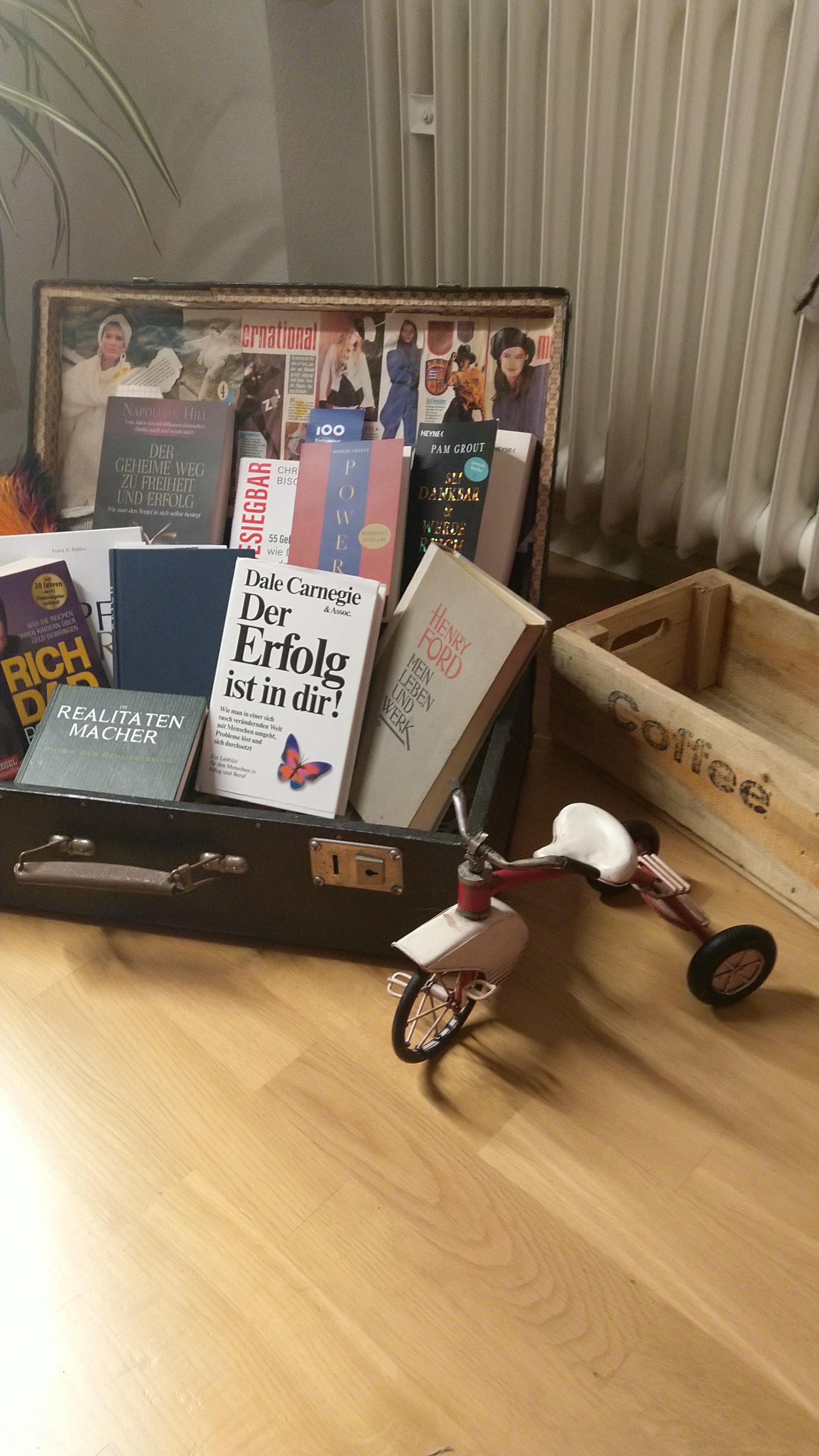 Meine kleine Bücherecke, mit einem alten Dreirad.
Neu mit Alt und Bildung
#bücher #alt #neu #bildung #koffer 