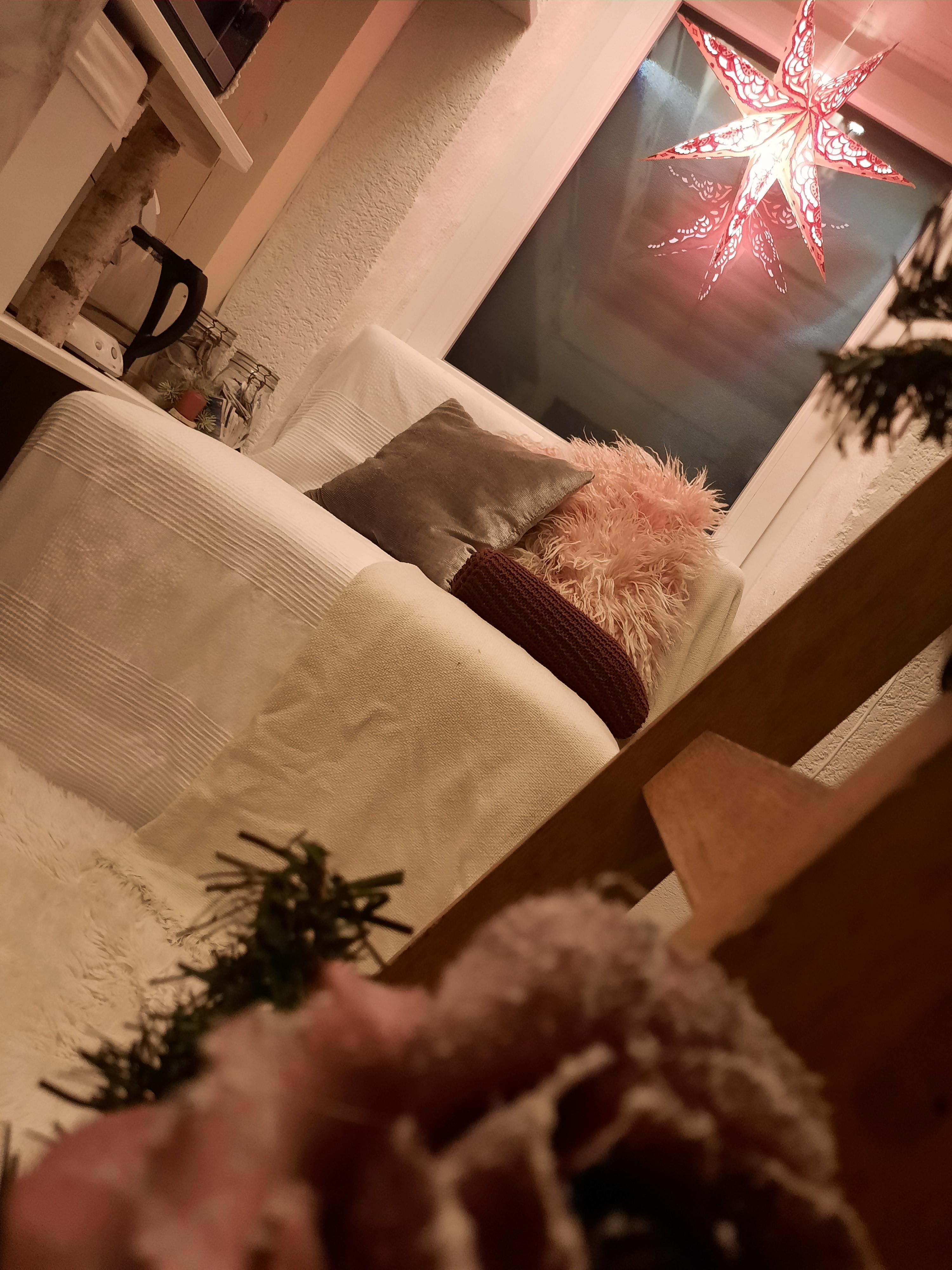Meine kleine Werkstattwohnung...
#wohnung #werkstatt #weihnachten #weihnachtsdekoration #couch #selbstgebaut #kuschelecke #weiß #rosa #orange #kleinaberfein #couchstyle 