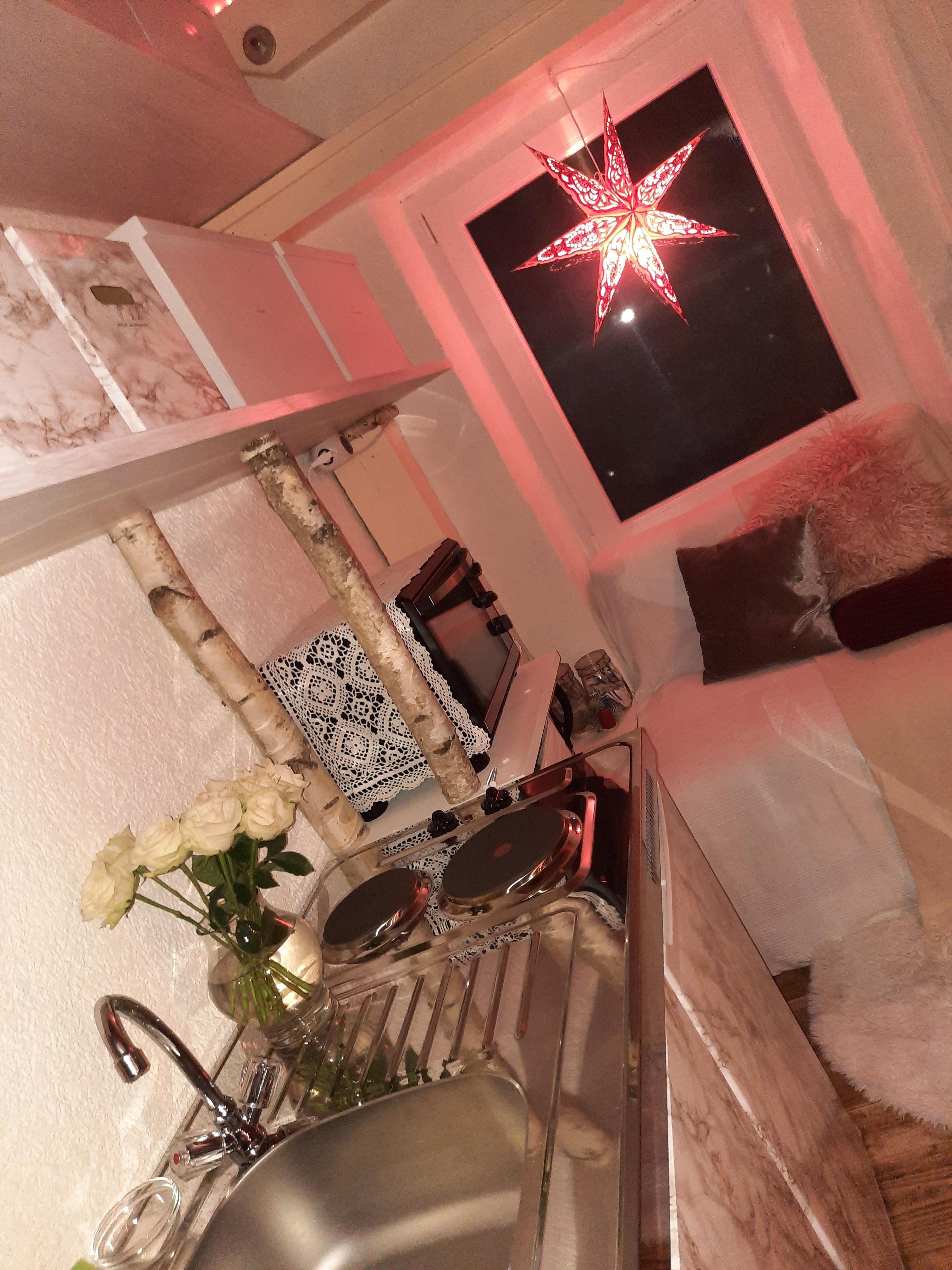 Meine kleine Werkstattwohnung...
#wohnung #werkstatt #weihnachten #weihnachtsdekoration #küche #regale #marmorstil #weiß #stern #stauraum #kleinaberfein #couchstyle 