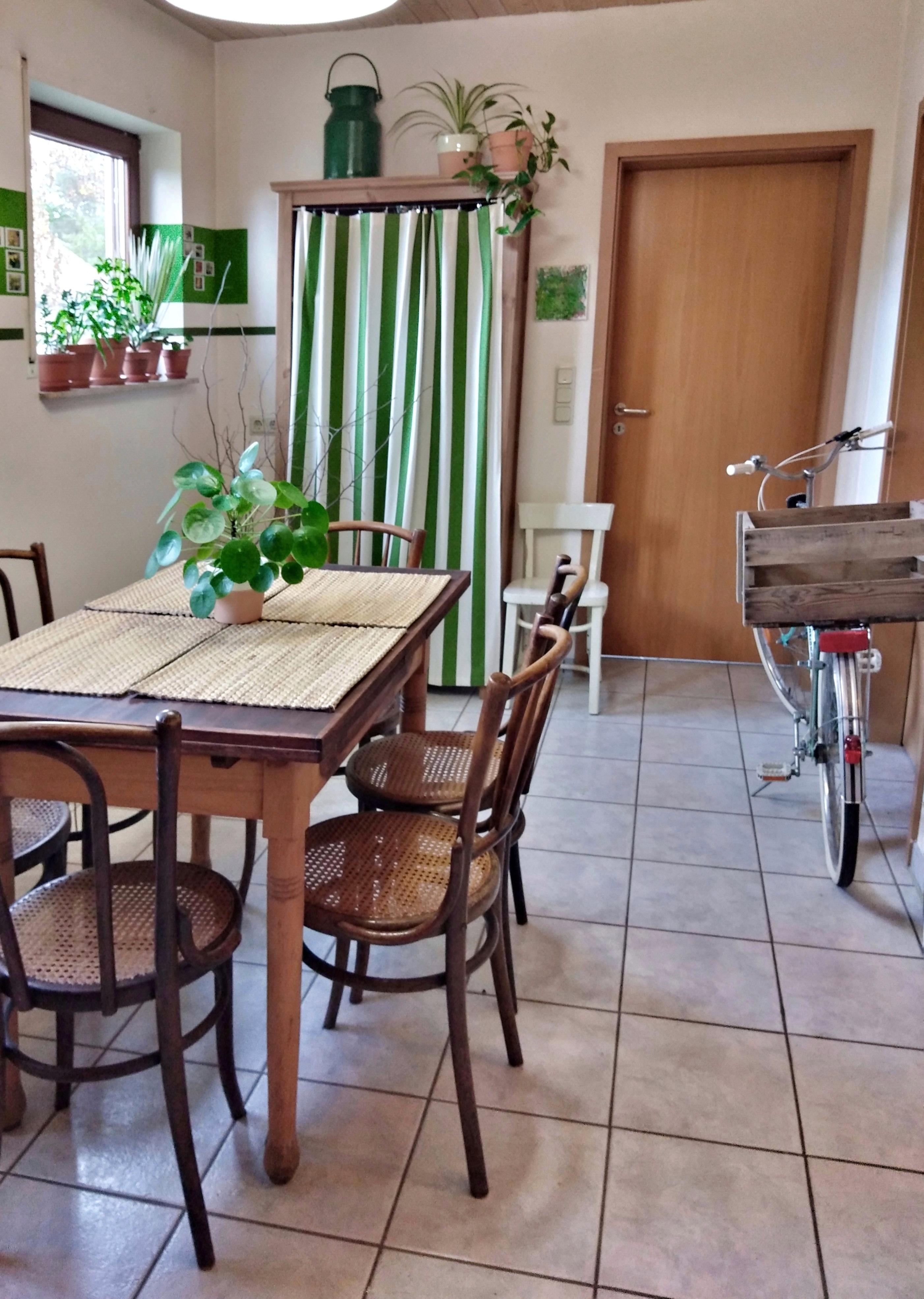 Meine kleine #Wohnküche inkl. #vintage Fahrrad. #küche #kaffeehausstuhl