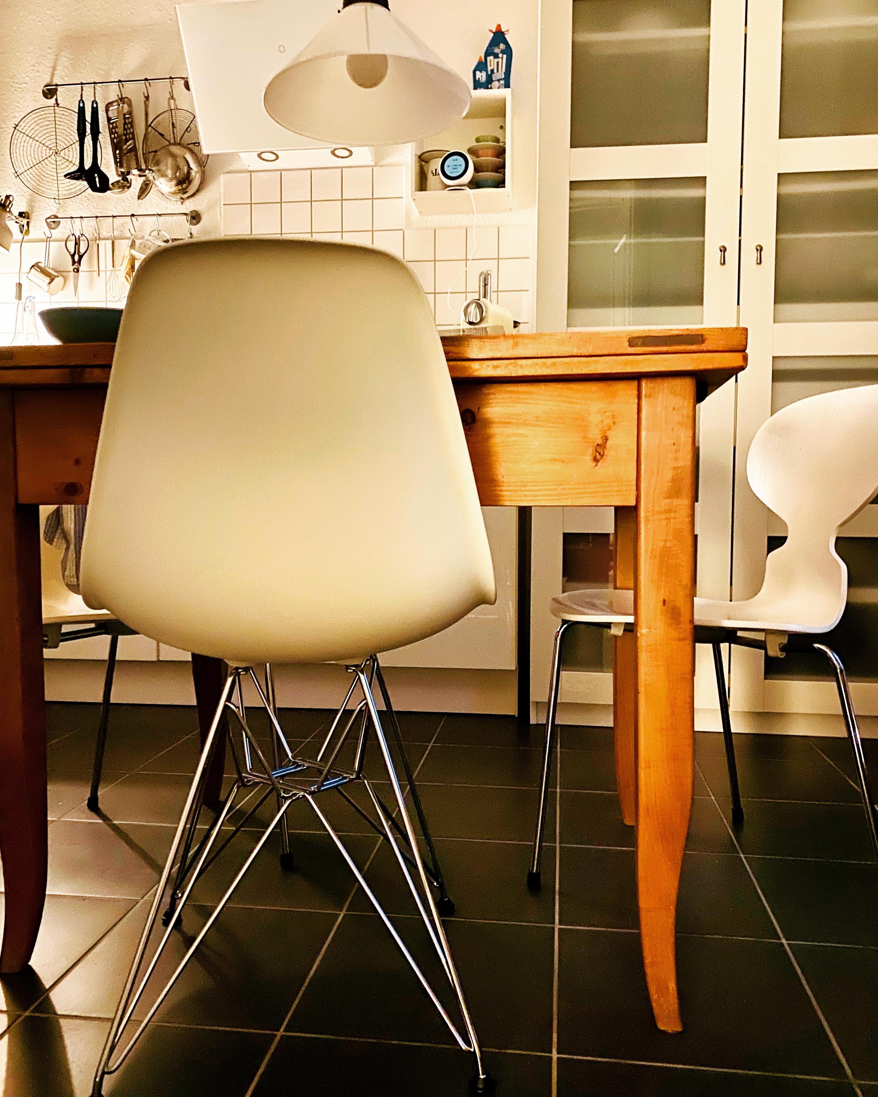 Meine Küche. Designklassiker-Stühle zum Biedermeiertisch. Ich mag es sehr. 