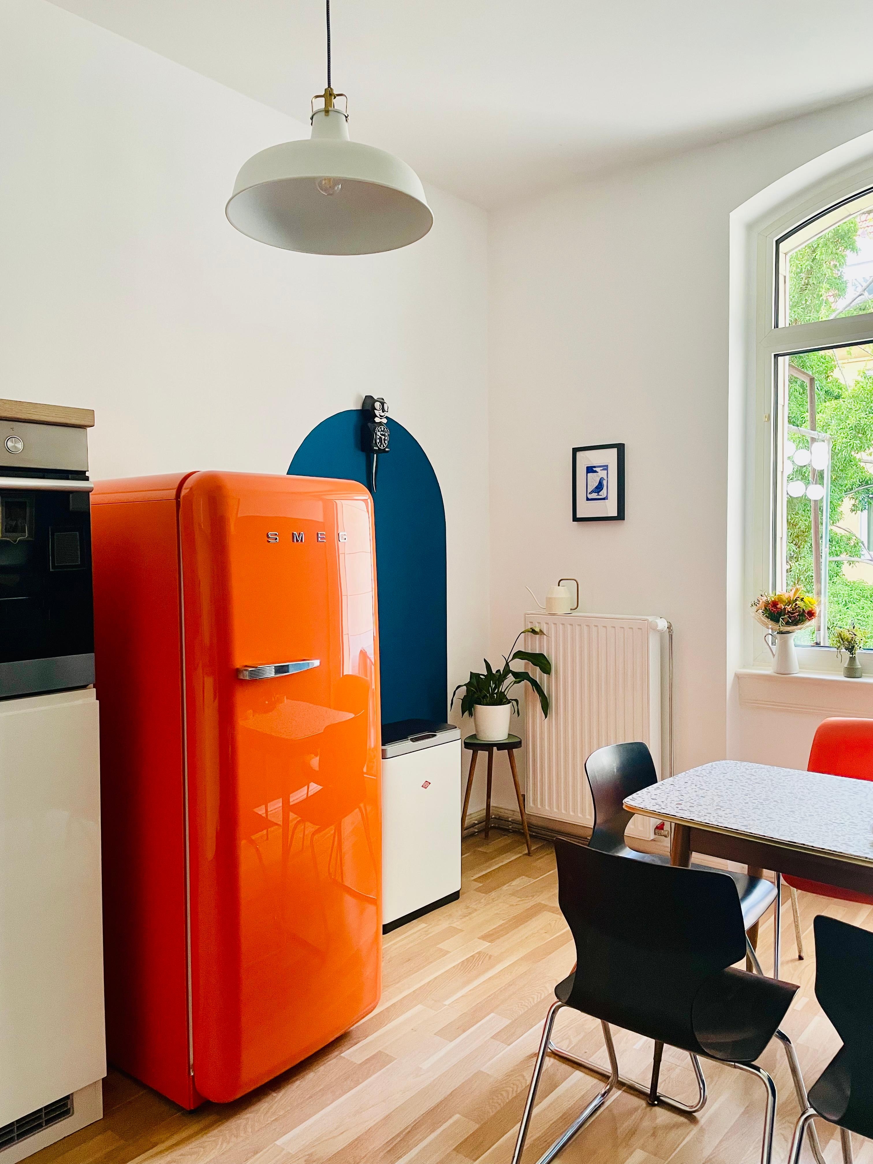 Meine Küche mit dem farblichen Highlight: der orangefarbene Kühlschrank. 🧡 #küche #altbau #altbauküche #farbakzente
