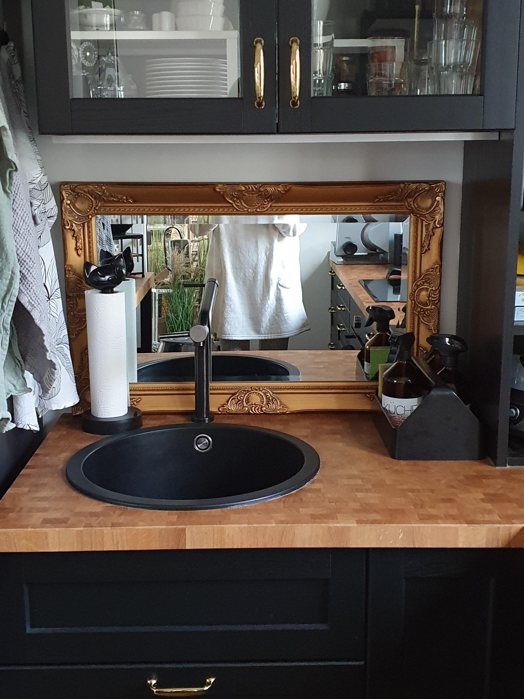 Meine Küche mit Spiegel als Spritzschutz.
#livingchallenge #küche