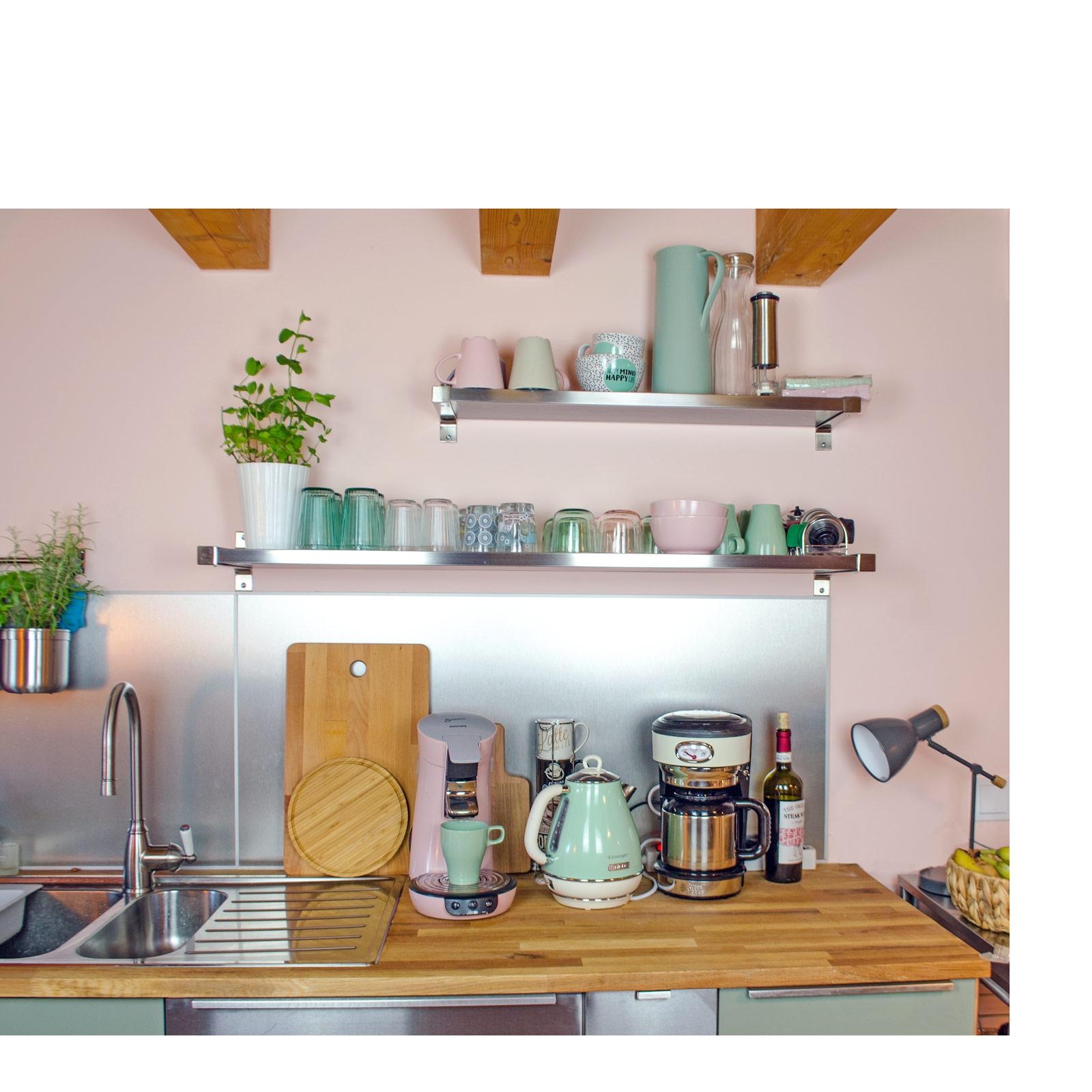 Meine Küchenregale statt Oberschränke. #Küche #vintage #kitchen #shelf #scandi #boho #interior #rosa #retro #ikeaküche