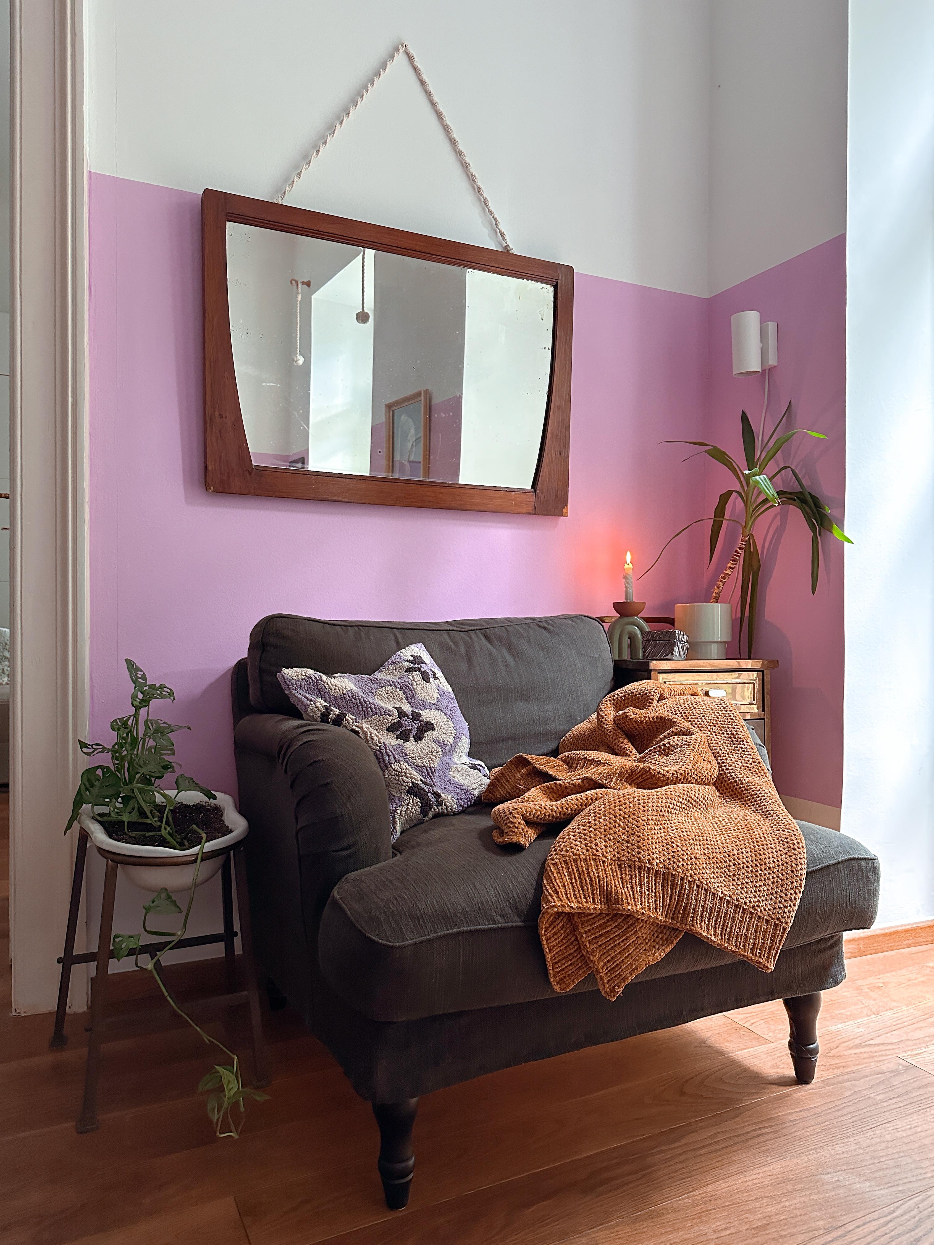 Meine kuschlige Lieblingsdecke 🤎

#sessel #decke #kissen #kerze #kerzenlicht #pink #rosa #lila #spiegel #vintagemöbel #cozy #gemütlich