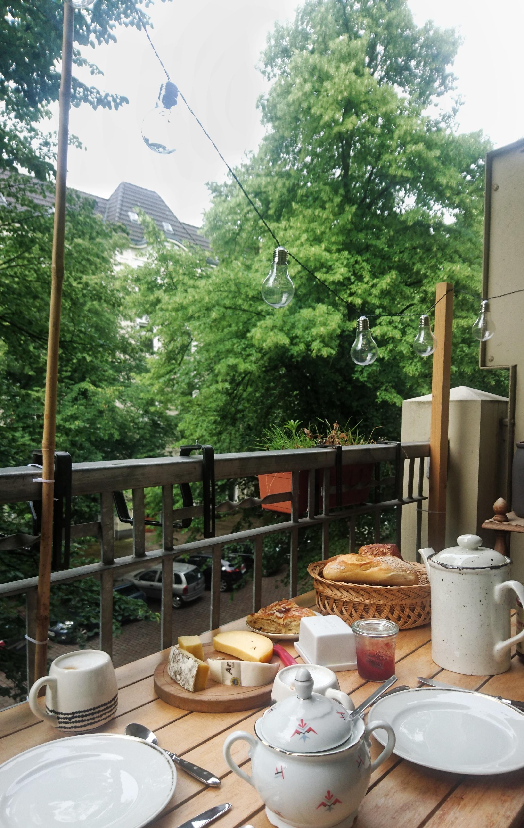 Meine Lieblingsbeschäftigung am Wochenende: Frühstück auf dem #balkon #esstisch #tasse