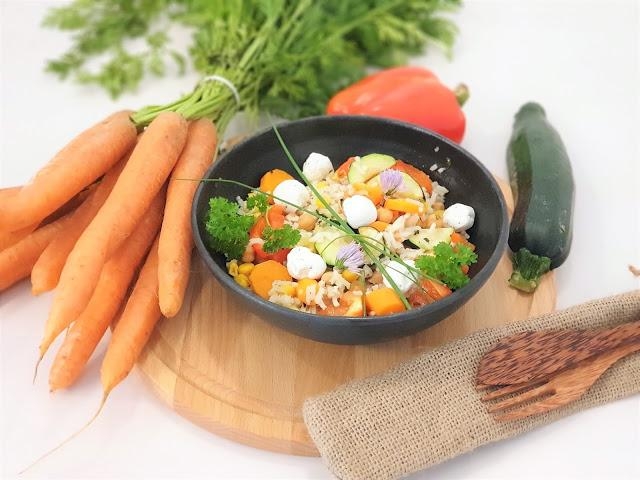 Meine Lieblingsbowl mit Karotten, Zucchini, Reis, Paprika und veggie Frischkäseersatz. #foodchallenge #veggie 