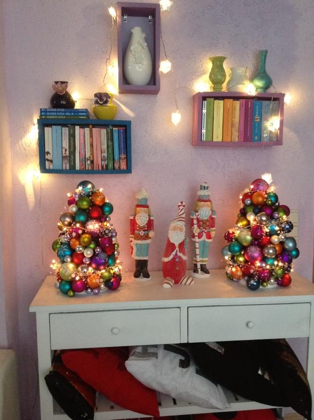 Meine Lieblingsbücher und Vasen in den selbstgemachten Regalen mit meinen selbstgemachten kleinen Weihnachtskugelnbäumchen #homestory