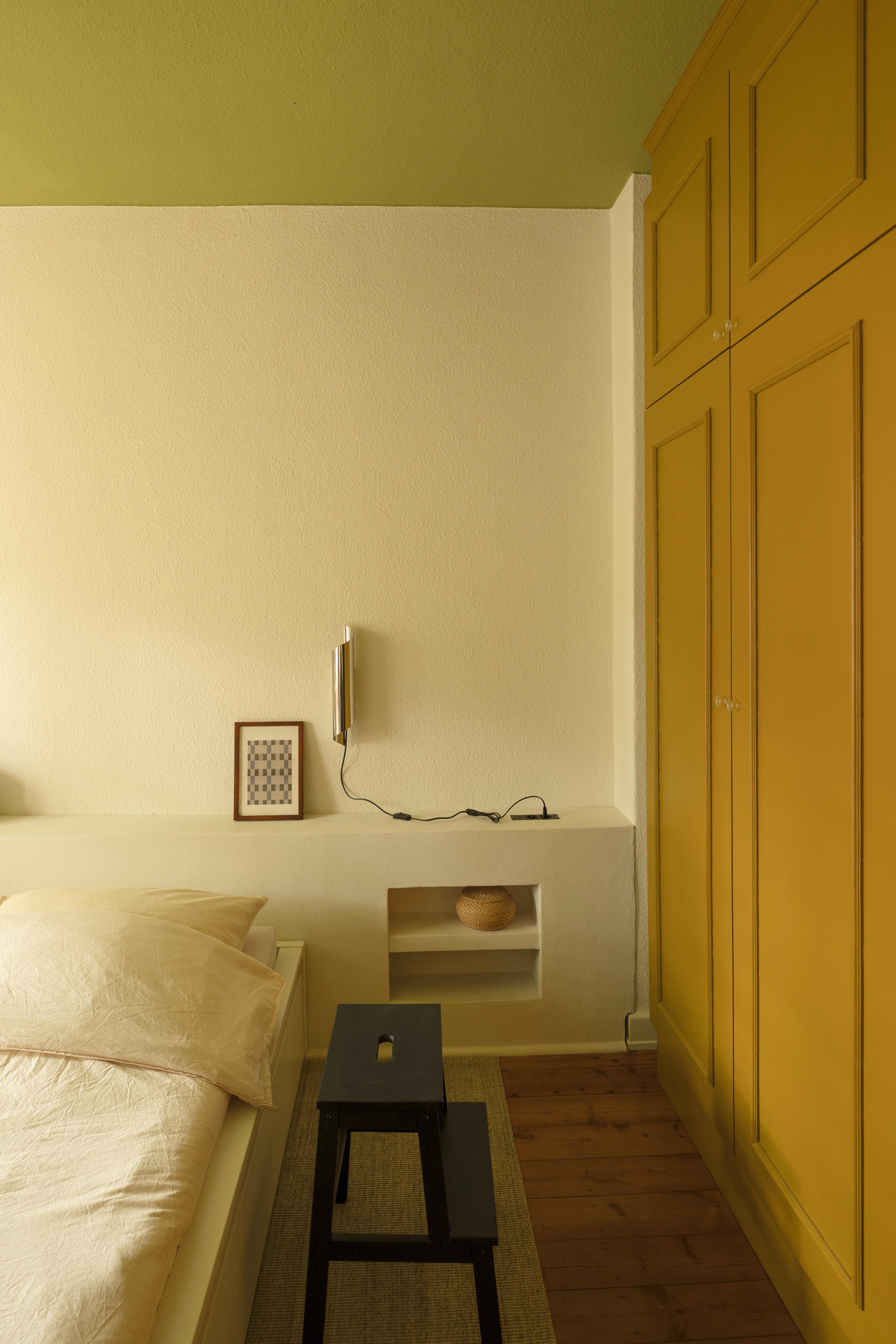 Meine liebsten DIYs: Eine Einbaurückwand hinter dem Bett mit Stauraum und der Besta Schrank in neuem Farbgewand mit Zierleisten 😇 #einbaumöbel #DIYinterior 