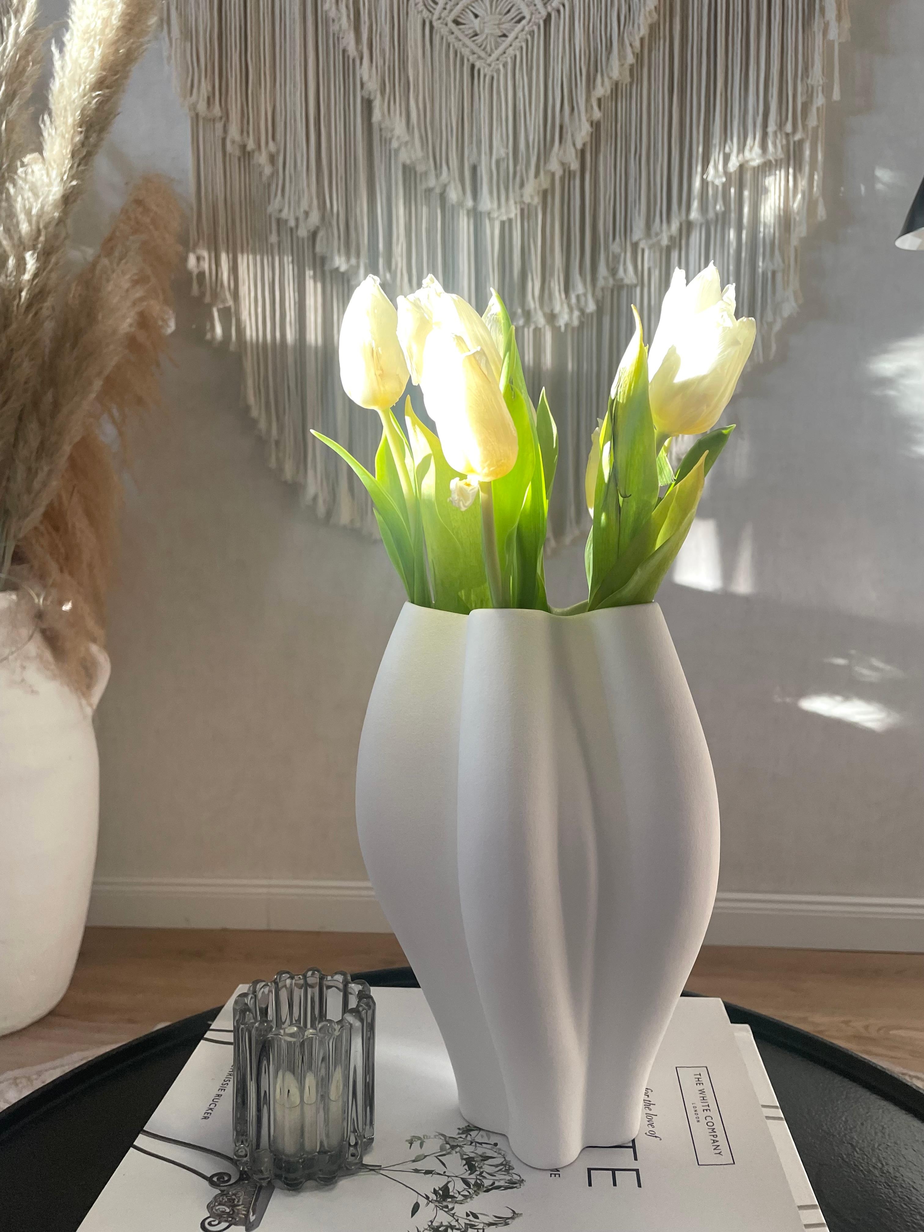 Meine neue Vase🤍 #vase #vasendesign #dekoideen #COUCHstyle #couchmagazin #tulpen