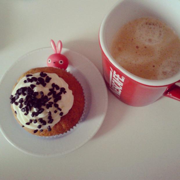 meine rote Tasse Nescafe`zusammen  eine cupcakes von mir gemacht