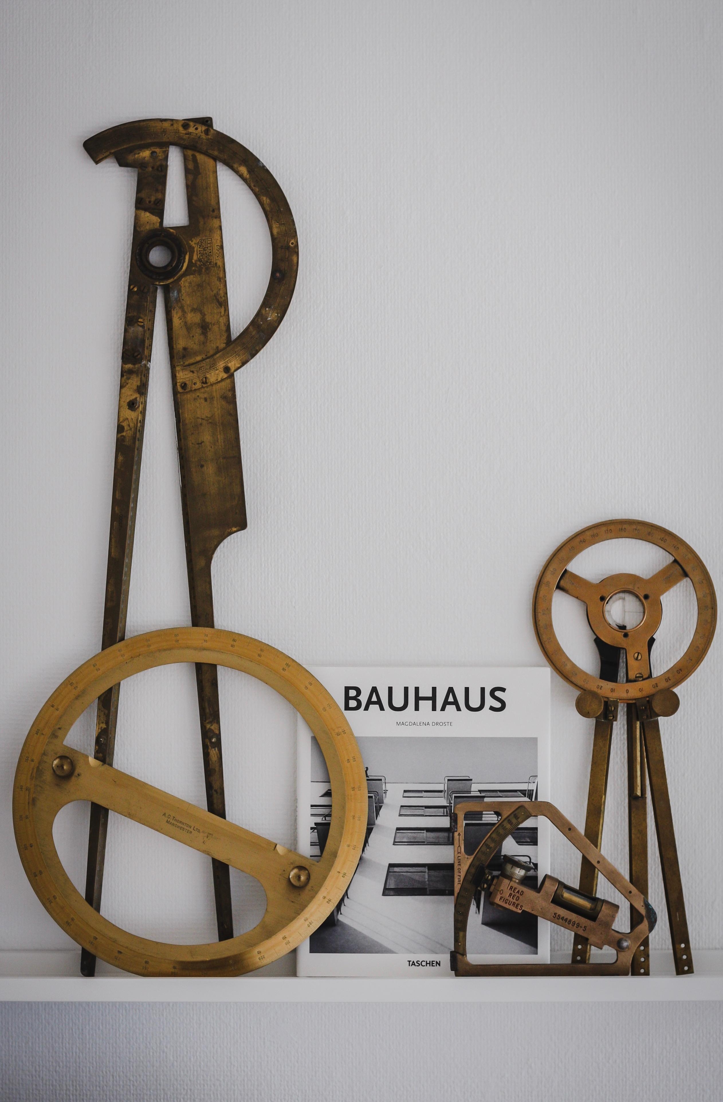 Meine Sammlung von alten Zeicheninstrumente #messing #zeichnung #bauhaus #architektur #zeicheninstrumente #regal