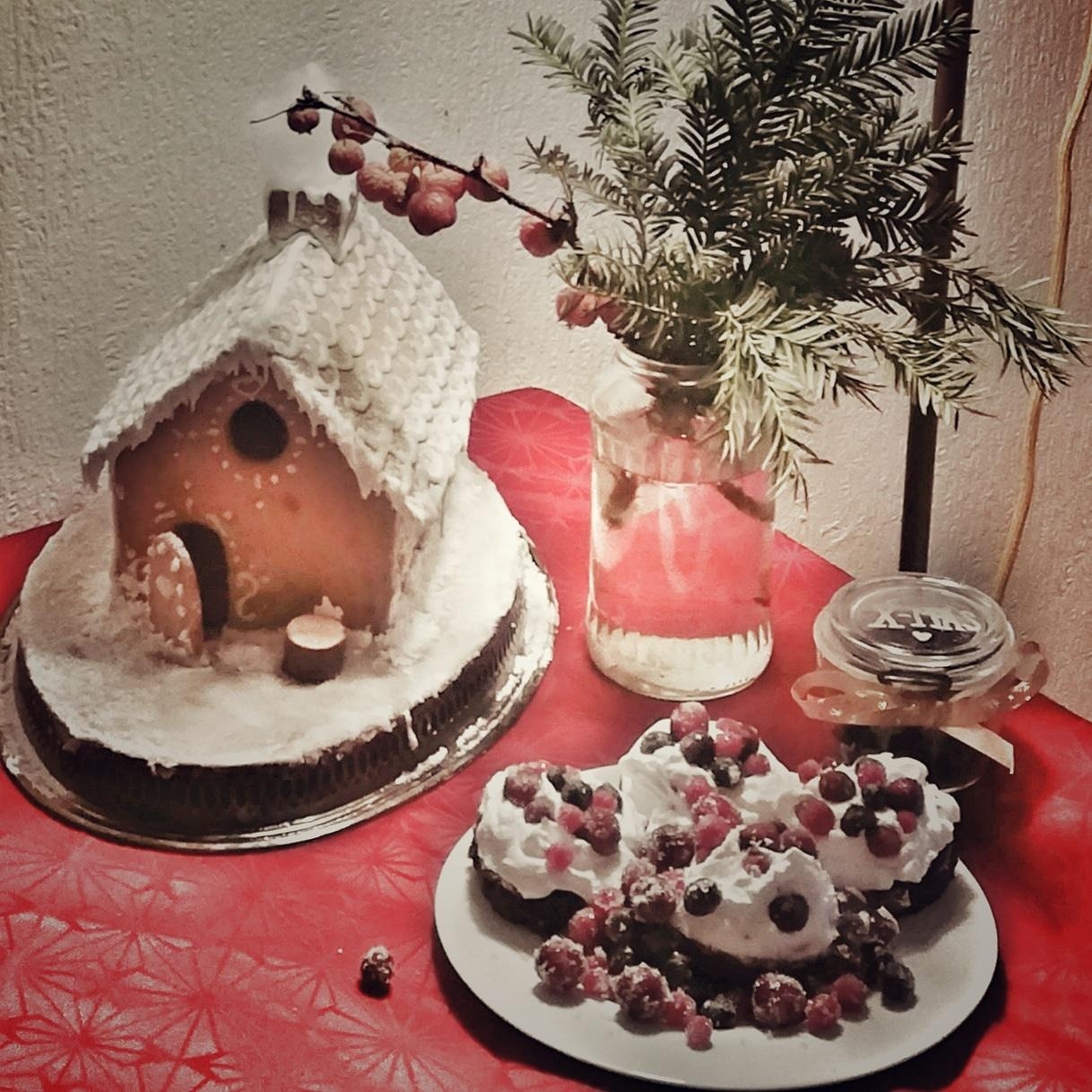 Meine Schwester ist die baking queen 👩‍❤️‍👩🤗😍

#weihnachten #baken #lebkuchenhaus #cupcakes #winter#hygge