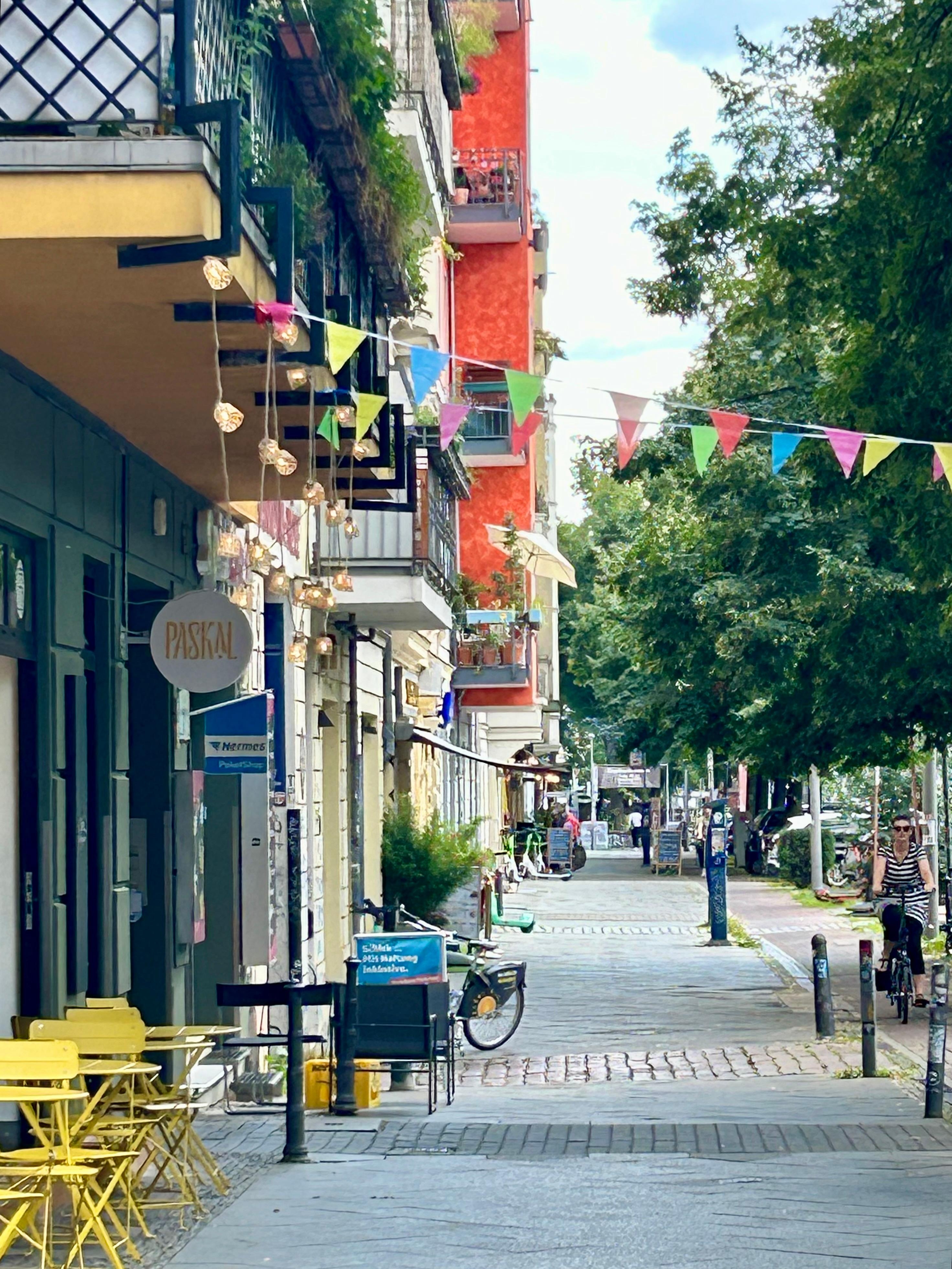 Meine Straße. Mein Haus. Mein Balkon       mit Sonnenschirm. #Berlin #Prenzlauer Berg #Balkon #Altbau