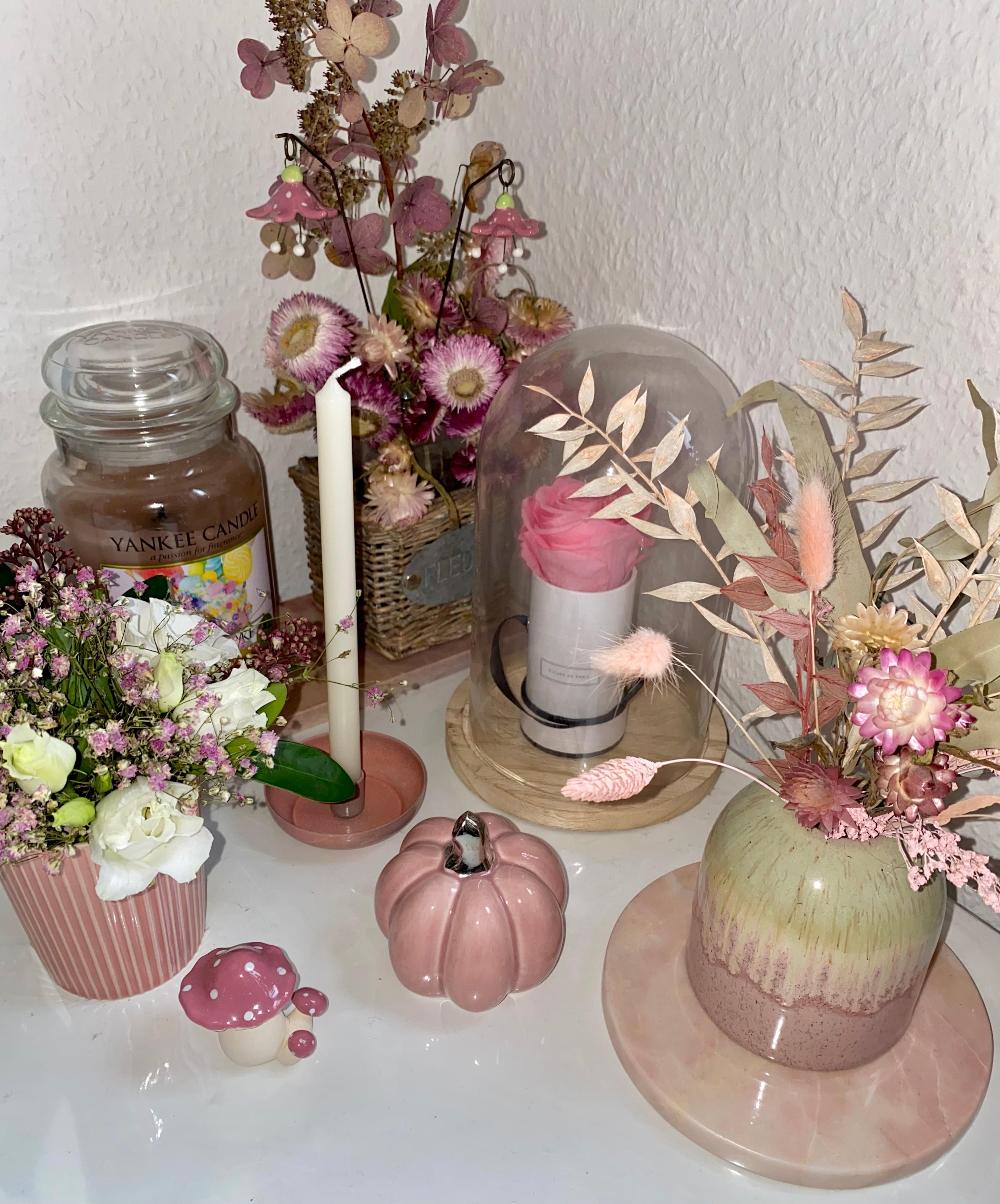 Meine süße #rosa #deko wurde um einen niedlichen Pilz und Blumenstecker vom Töpfermarkt erweitert 💕