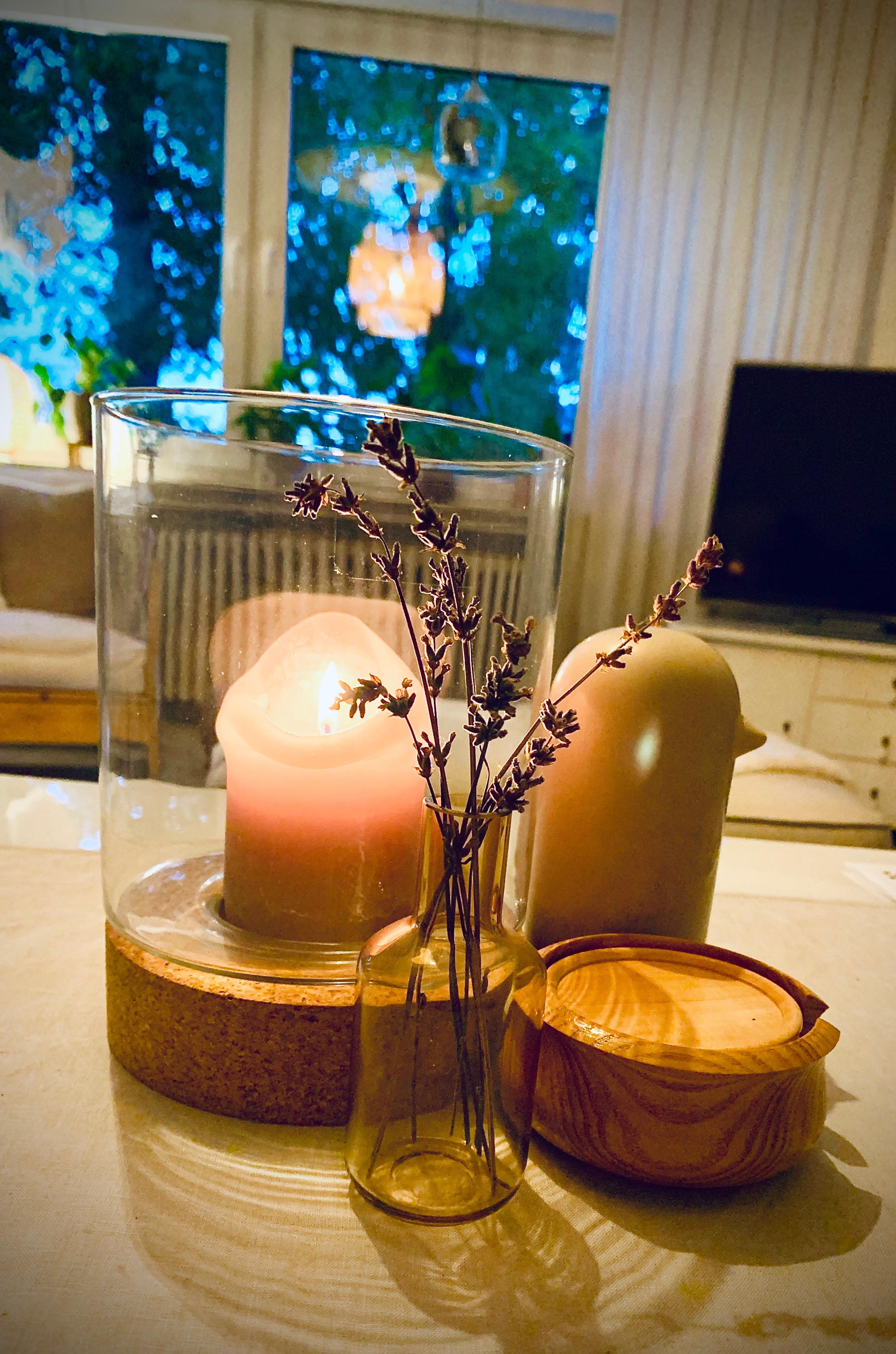 Meine #Tischdeko ist eher schlicht, so mag ich’s am liebsten....#Kerze #Lavendel