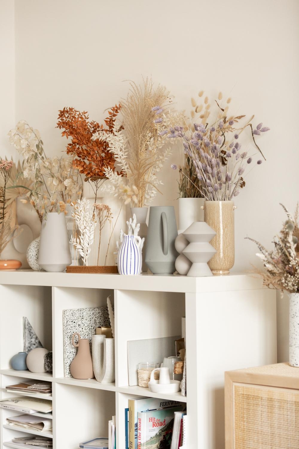 Meine Trockenblumen- und Vasensammlung im Studio... nicht ordentlich, aber ich mag das kreative Chaos