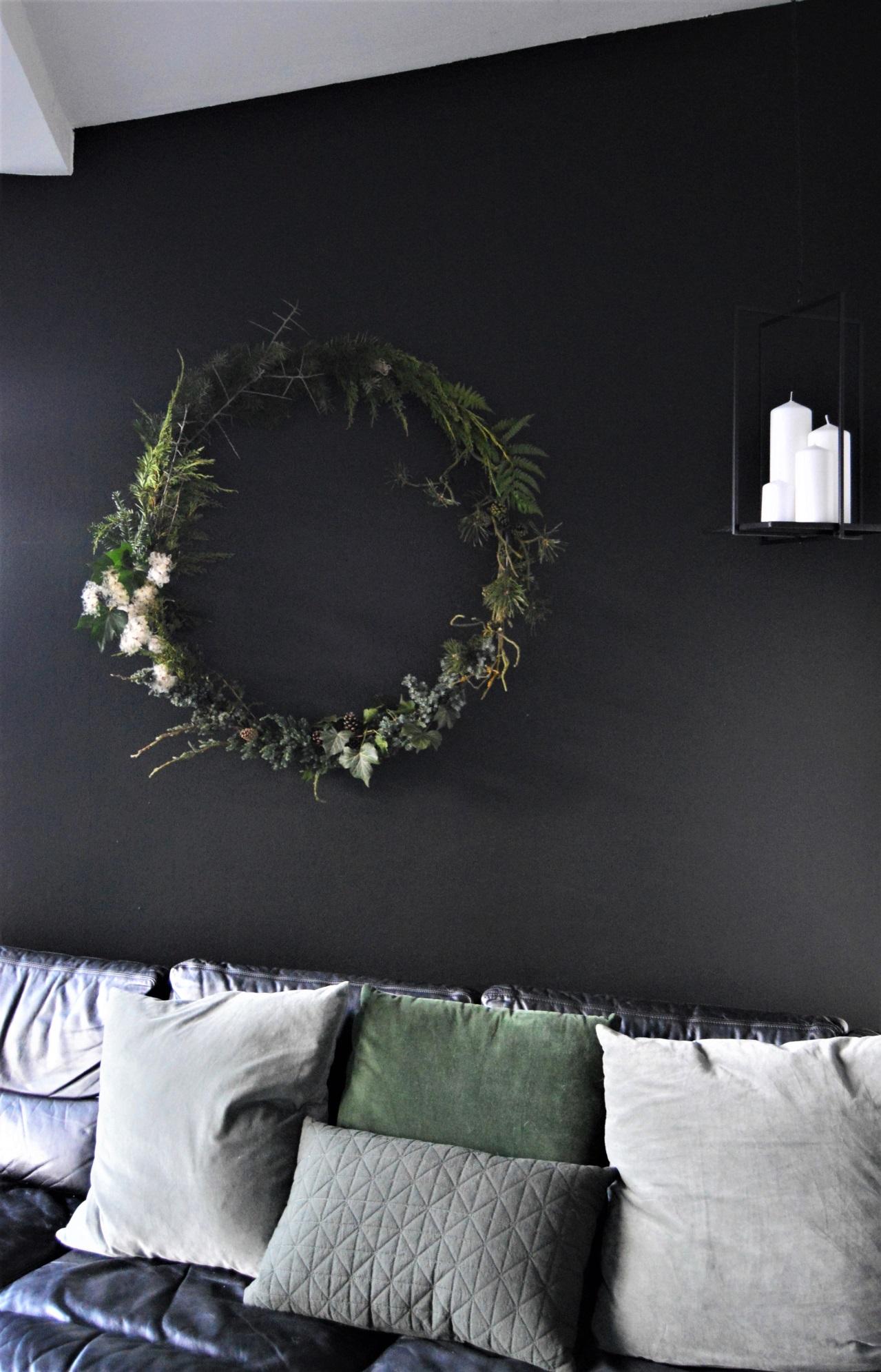 Meinen #diy Kranz zum #Advent aus einem Hoola Hoop Reifen, im Blog.
#schwarz #minimalistisch #weihnachten #grün