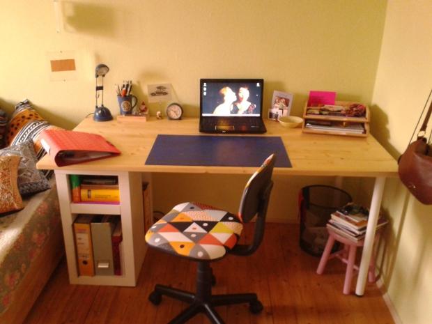 Meinen neuen selbergebauten Schreibtisch mit selbstgesägter tischplatte... endlich genug platz :)