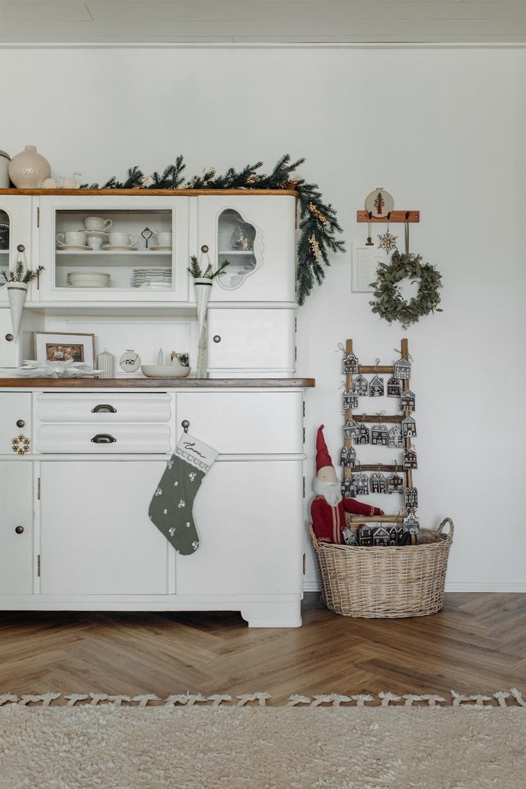 Memories: Unser Lieblings-Küchenbuffet verziert mit lauter DIYs. Vom Strumpf über die Tüten, zum Adventskalender bis hin zu Kränzen. #diy #cottage #landhaus