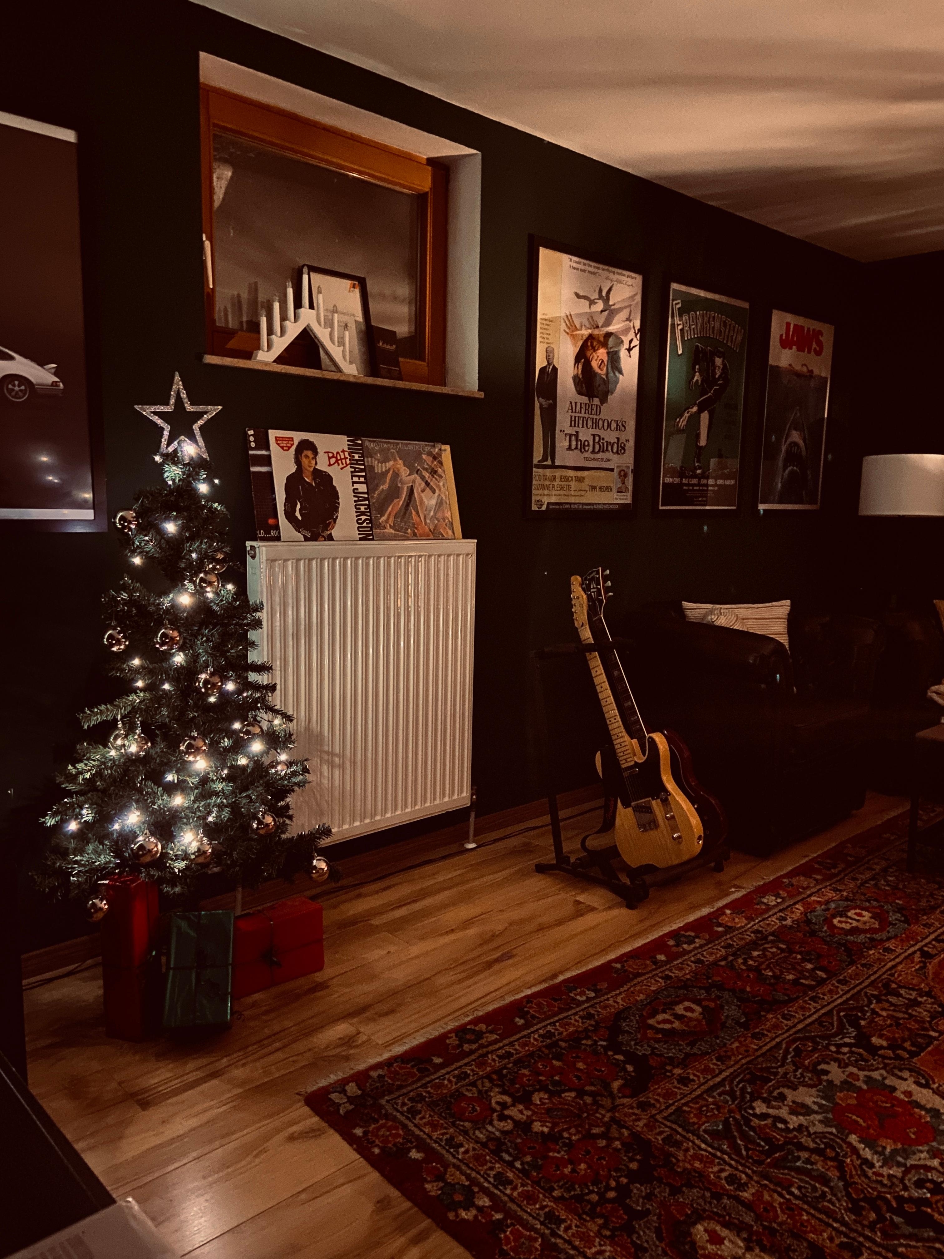 Merry Christmas aus dem Männerzimmer 🎄
#männerzimmer#christmas#heimkino#midcentury#mancave#ohtannenbaum#plattensammlung