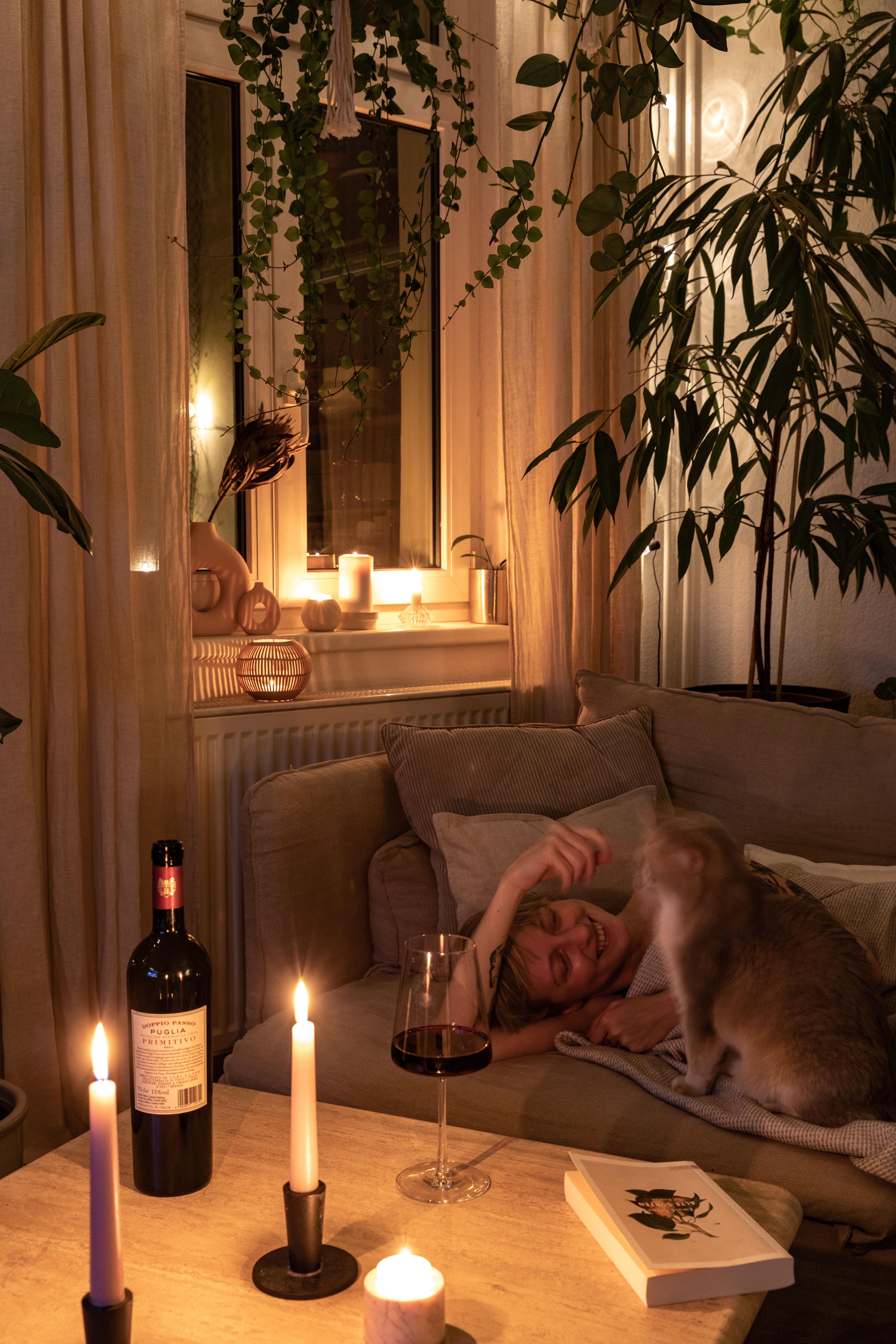 #metime mit Velvet und Wein, bei dem Erinnerungen an Puglia aufkommen #cozyvibes #livingroom #candlelight