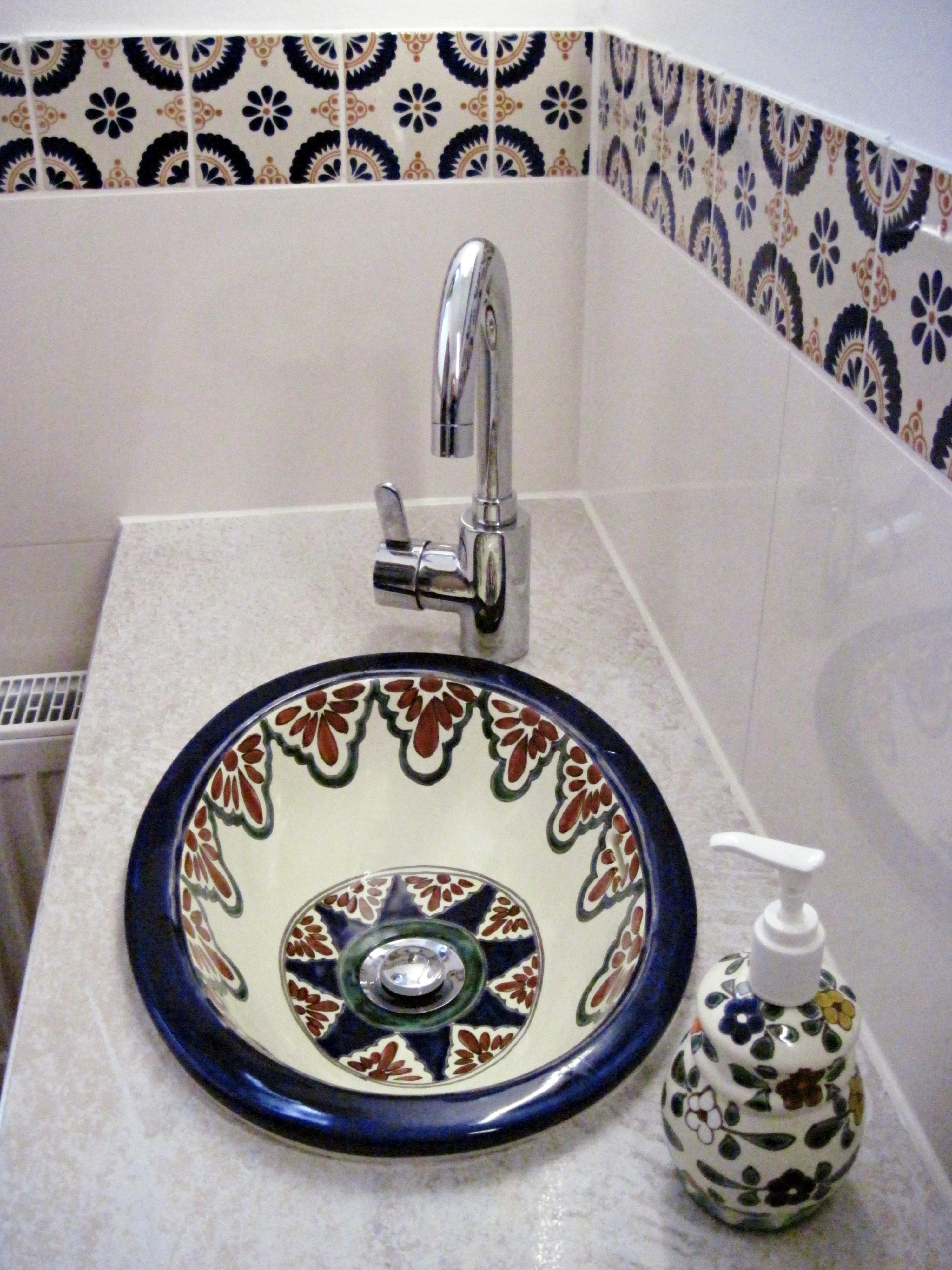 Mexikanische Waschbecken und Fliesen im Gäste WC #zementbadfliesen ©Mexambiente