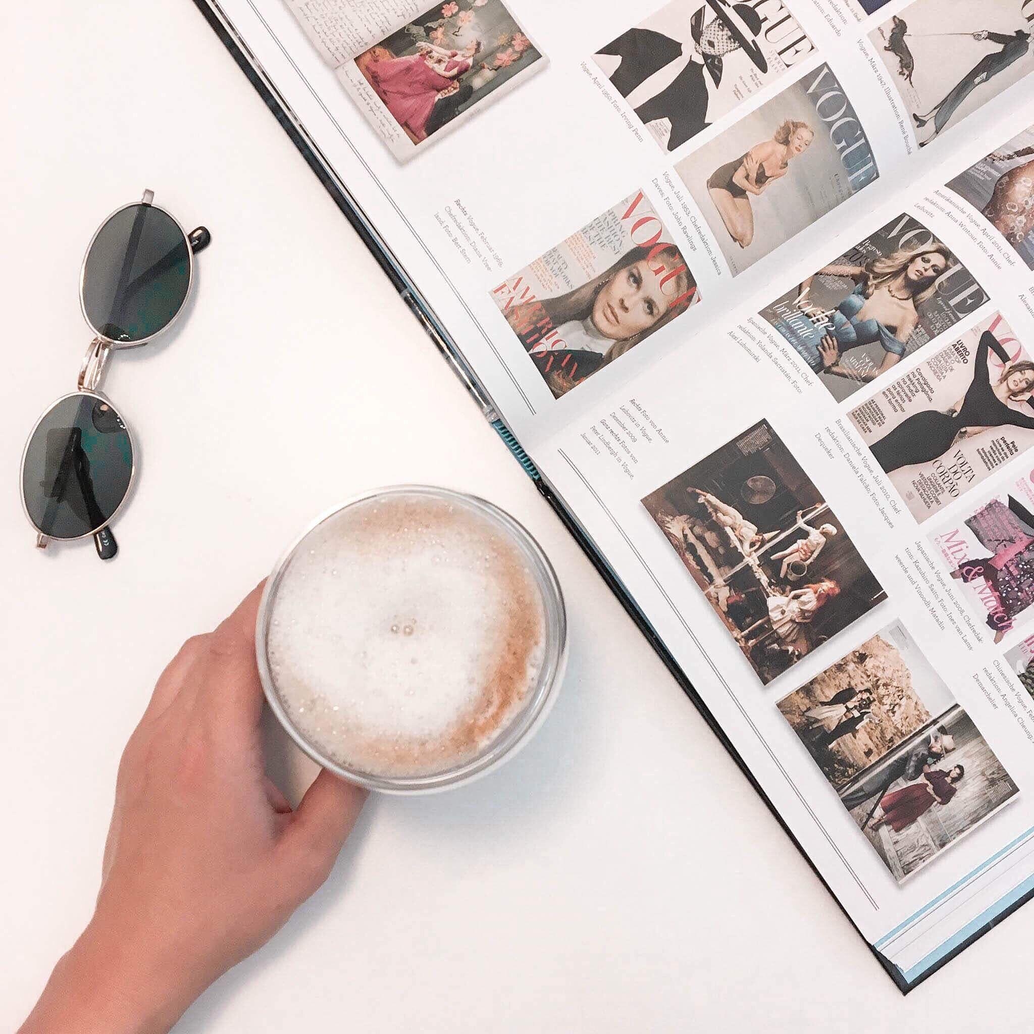 Mhhhh☕️ #coffee #capuccino #coffeetablebooks #fashion #sonnenbrille #vogue #bücher