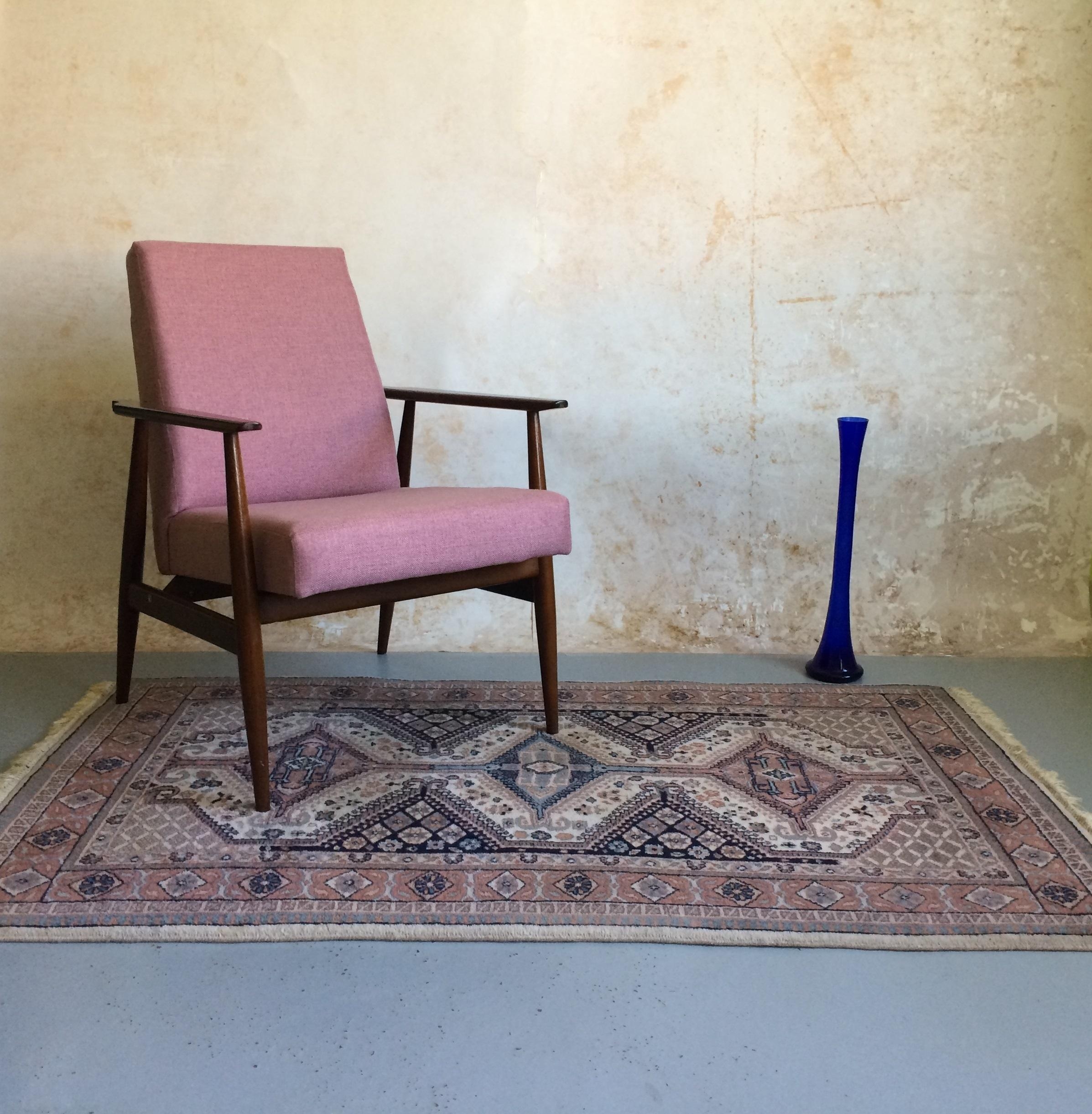 #midcentury#armchair#pink#rug#fototapete#interior#design#vintage#blushpink#modern