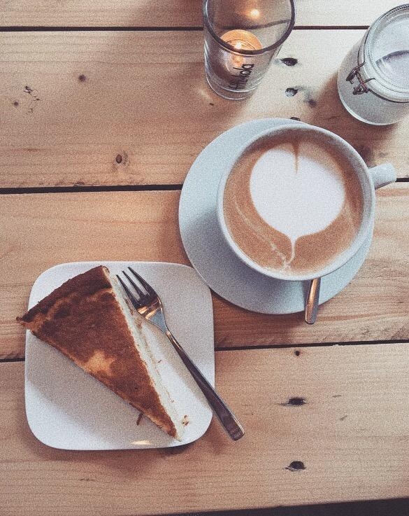 Milchkaffee und Kuchen 🧡
#yummy #cake #friday #weekend #food #coffee