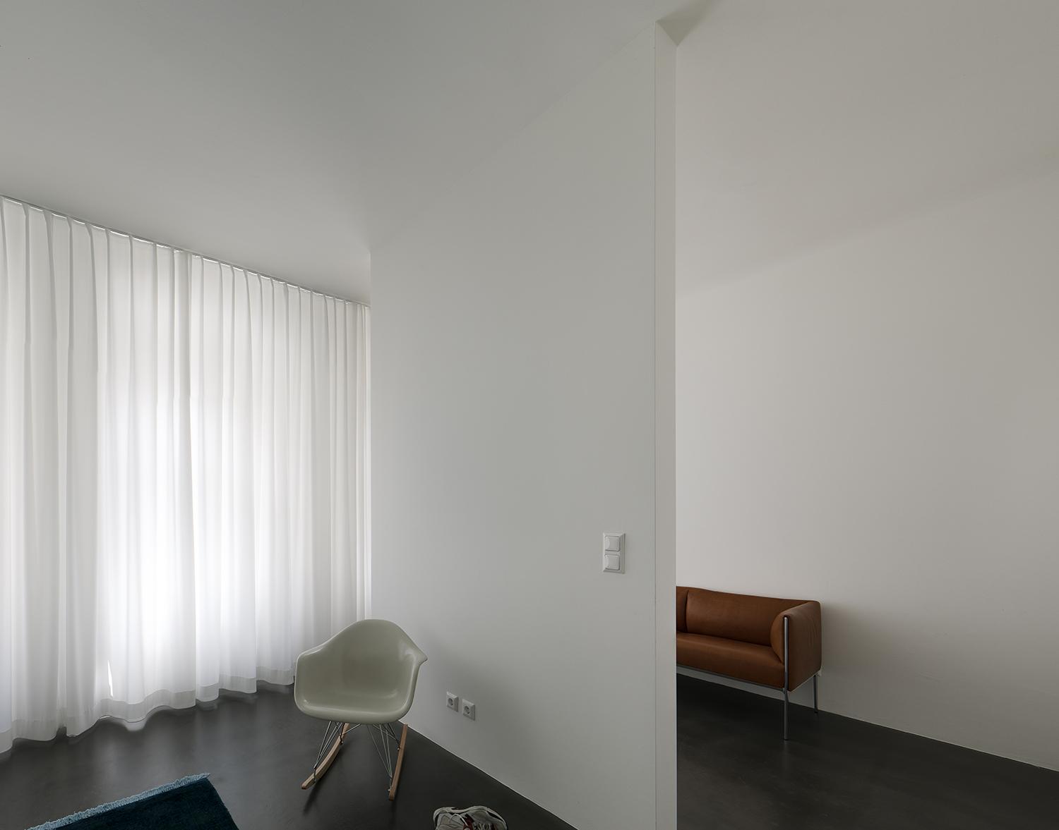 Mini-Appartement, Ferienwohnung #architektenhaus #minimalismus #raumteiler #ferienwohnung #braunesledersofa ©Simon Menges